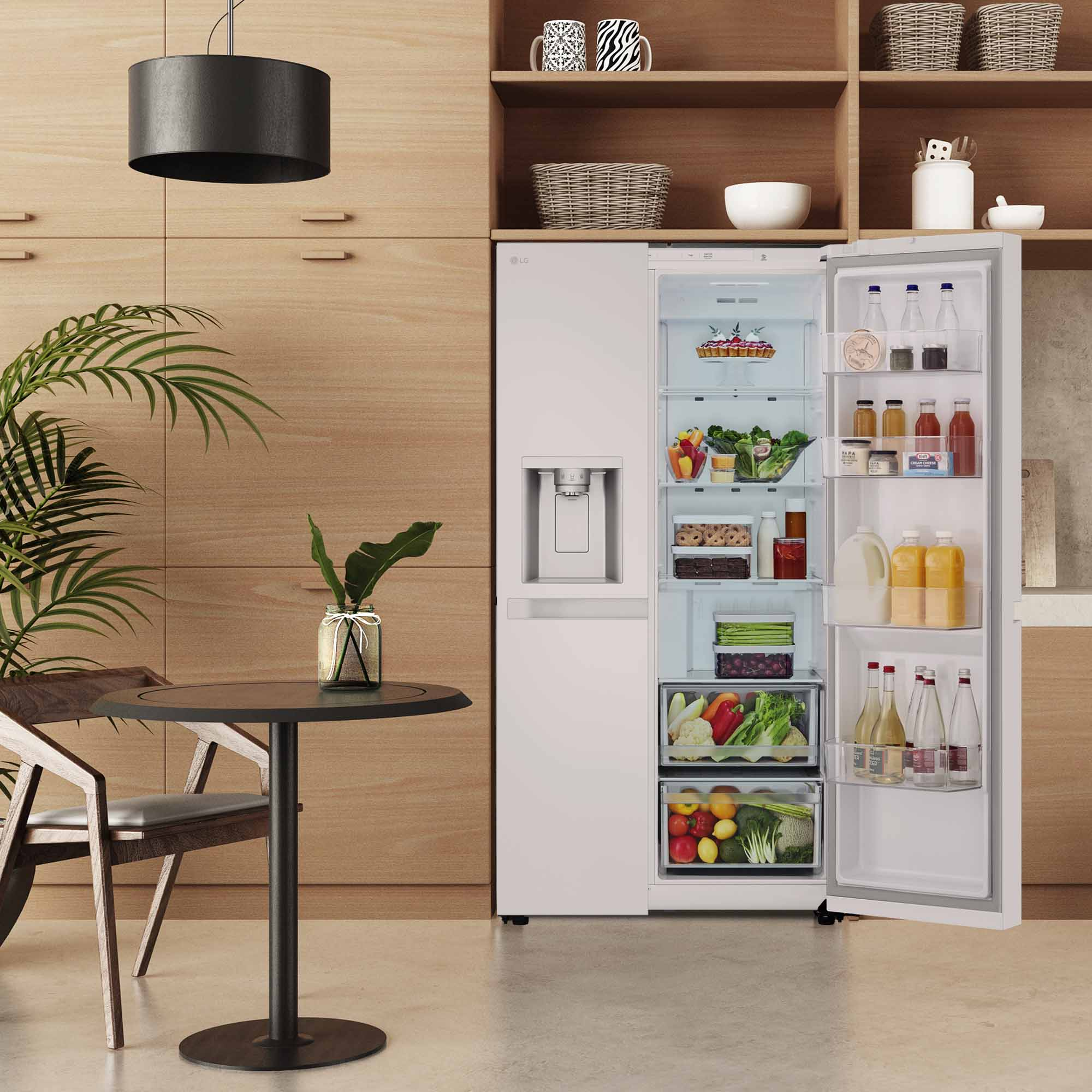 Un refrigerador blanco con una puerta abierta llena de comida. Está en una cocina con gabinetes de madera.