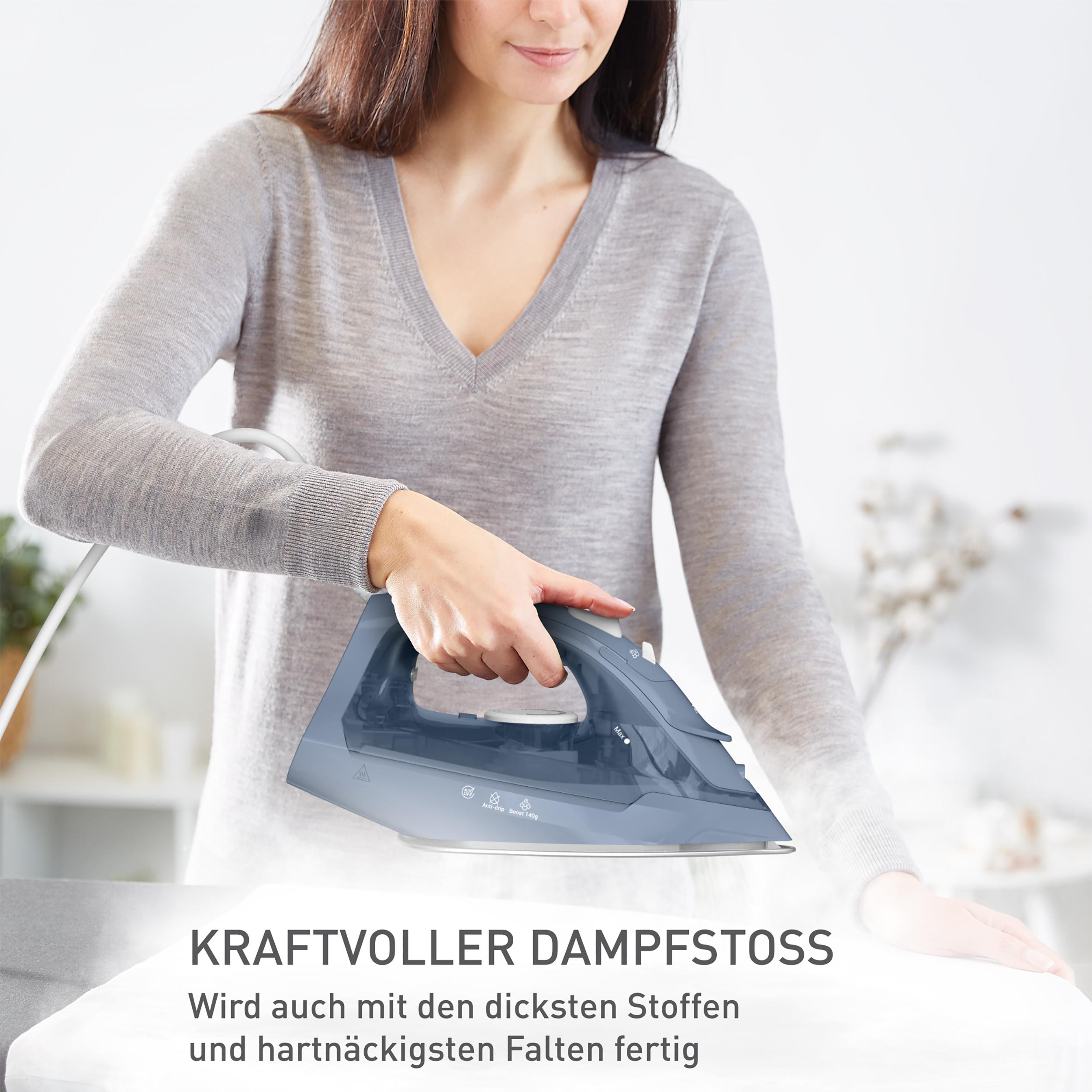 Eine Frau bügelt ein weißes Hemd. Das Bügeleisen ist blau, der Hintergrund verschwommen weiß.