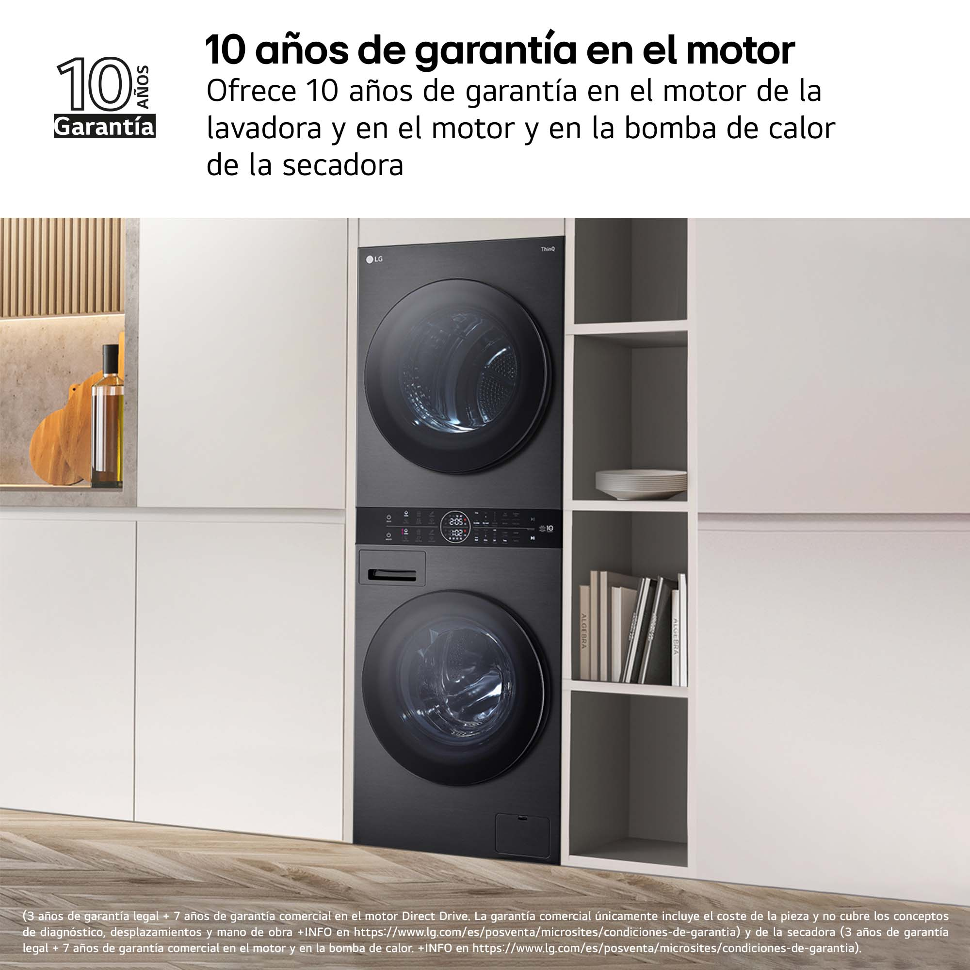 Dúo de lavadora-secadora LG negro en un armario blanco.