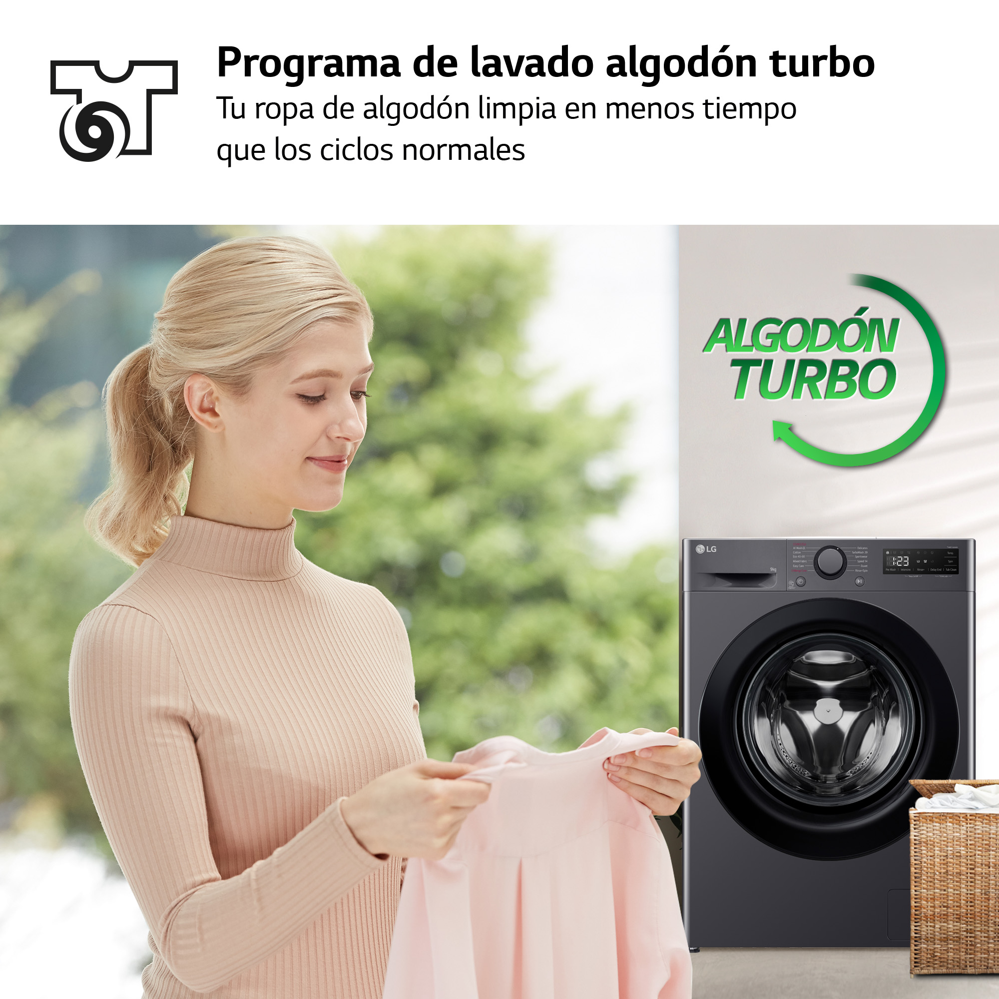 Una mujer sostiene una camisa rosa con una lavadora y un cesto de ropa sucia al fondo.