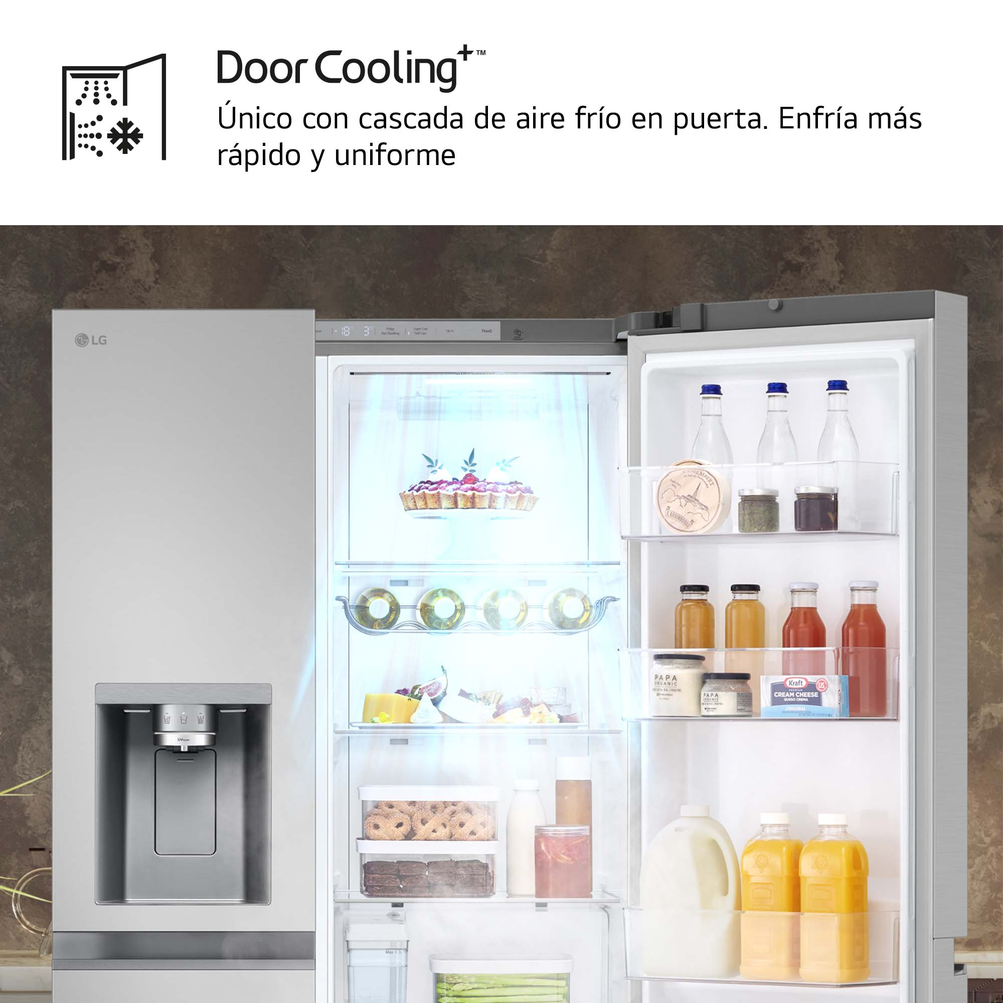 Refrigerador LG con puerta abierta. Dentro, estantes con comida, bebidas y dispensador de hielo.