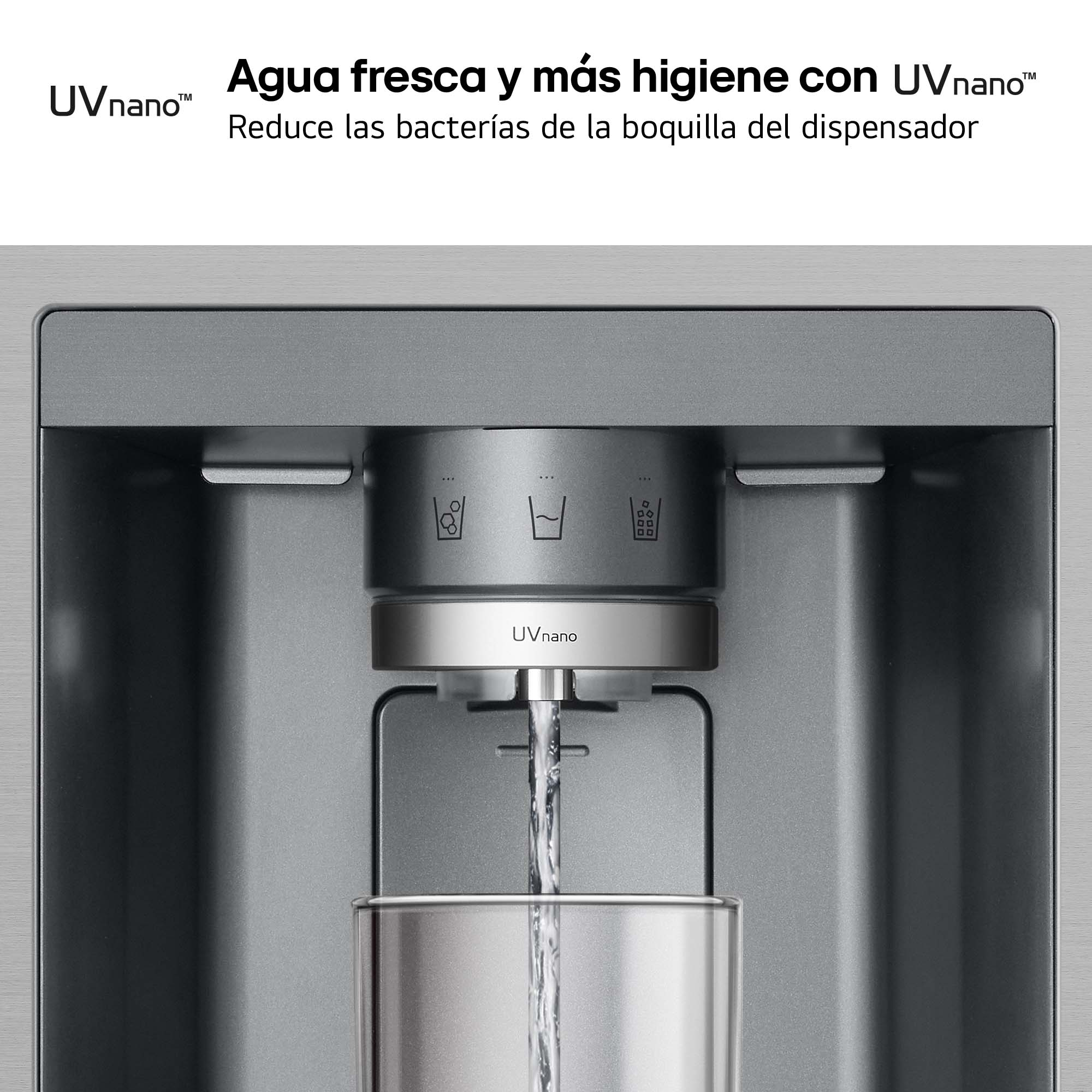 Primer plano de un dispensador de agua. Texto: 'Agua fresca y más higiene con UVnano'. El agua fluye hacia un vaso.