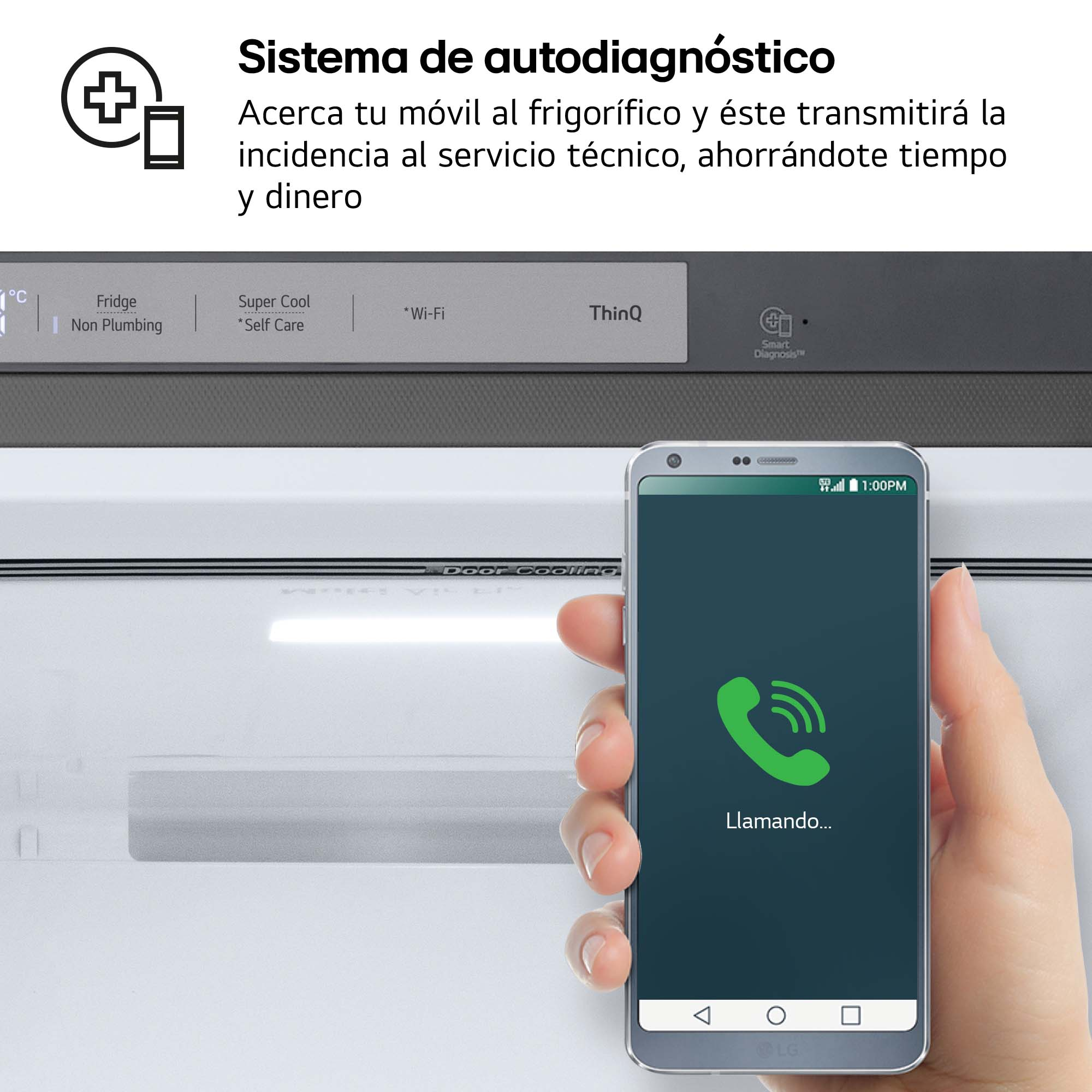 Una mano sosteniendo un teléfono frente a un refrigerador. El teléfono muestra una llamada en curso.