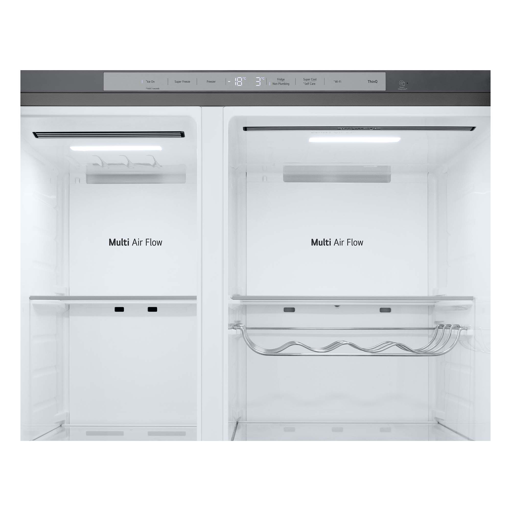 Primer plano de los estantes y controles del refrigerador.