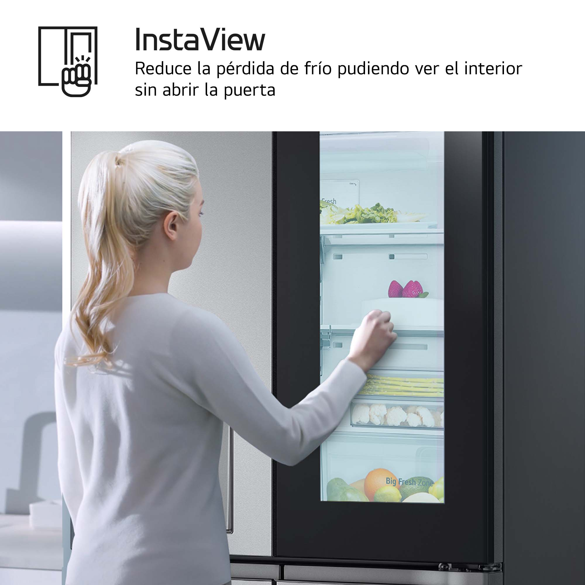 Mujer abriendo la puerta de un refrigerador. Superposición de texto.