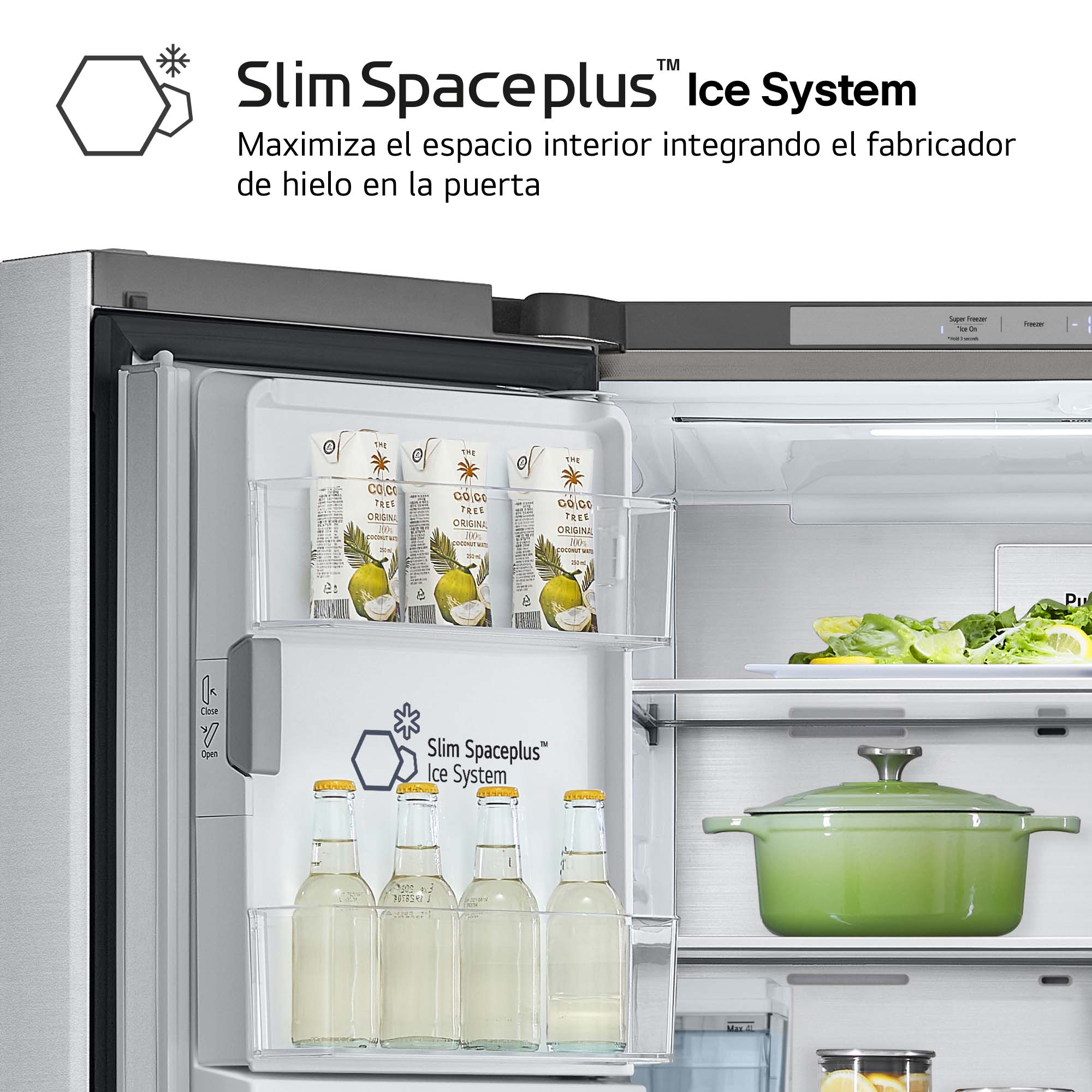 Dentro de un refrigerador con estantes y alimentos. Está etiquetado como "SlimSpaceplus Ice System".