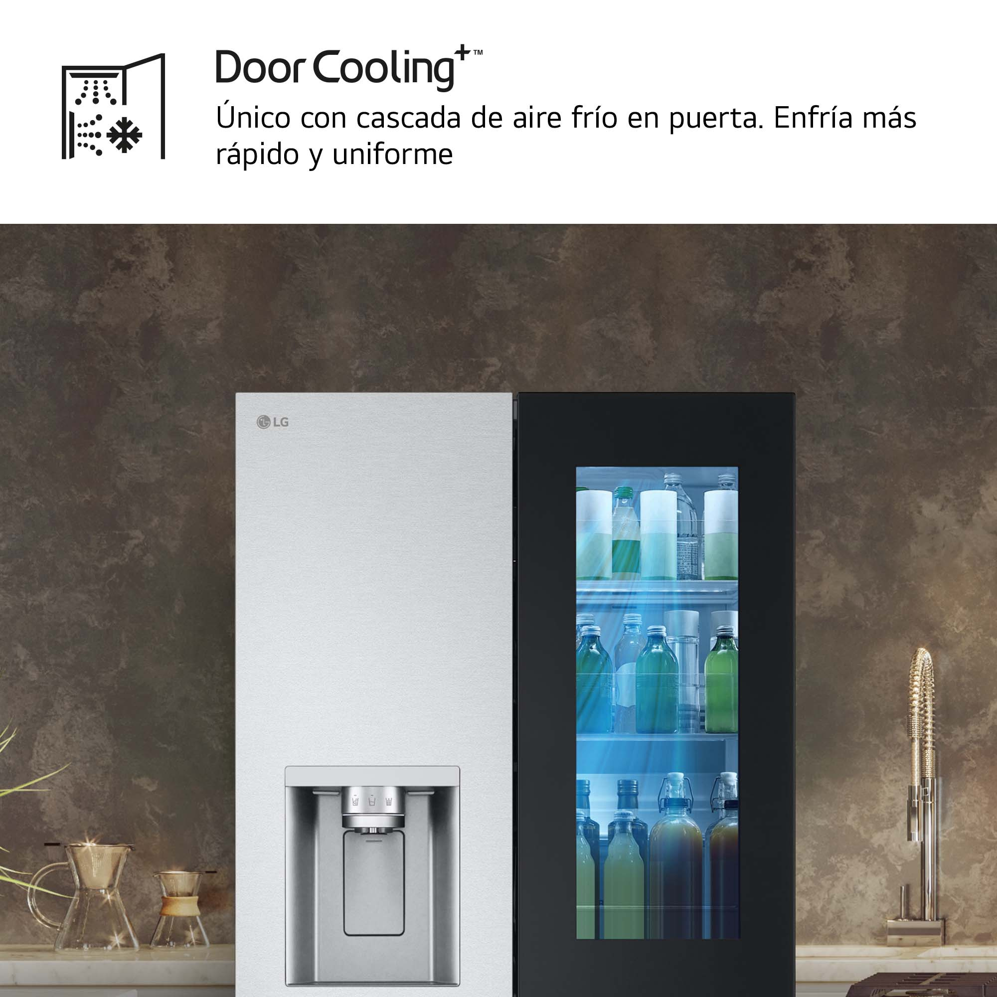 Un refrigerador con puerta de vidrio, dispensador y jarra de agua. Etiquetado como "Door Cooling+".