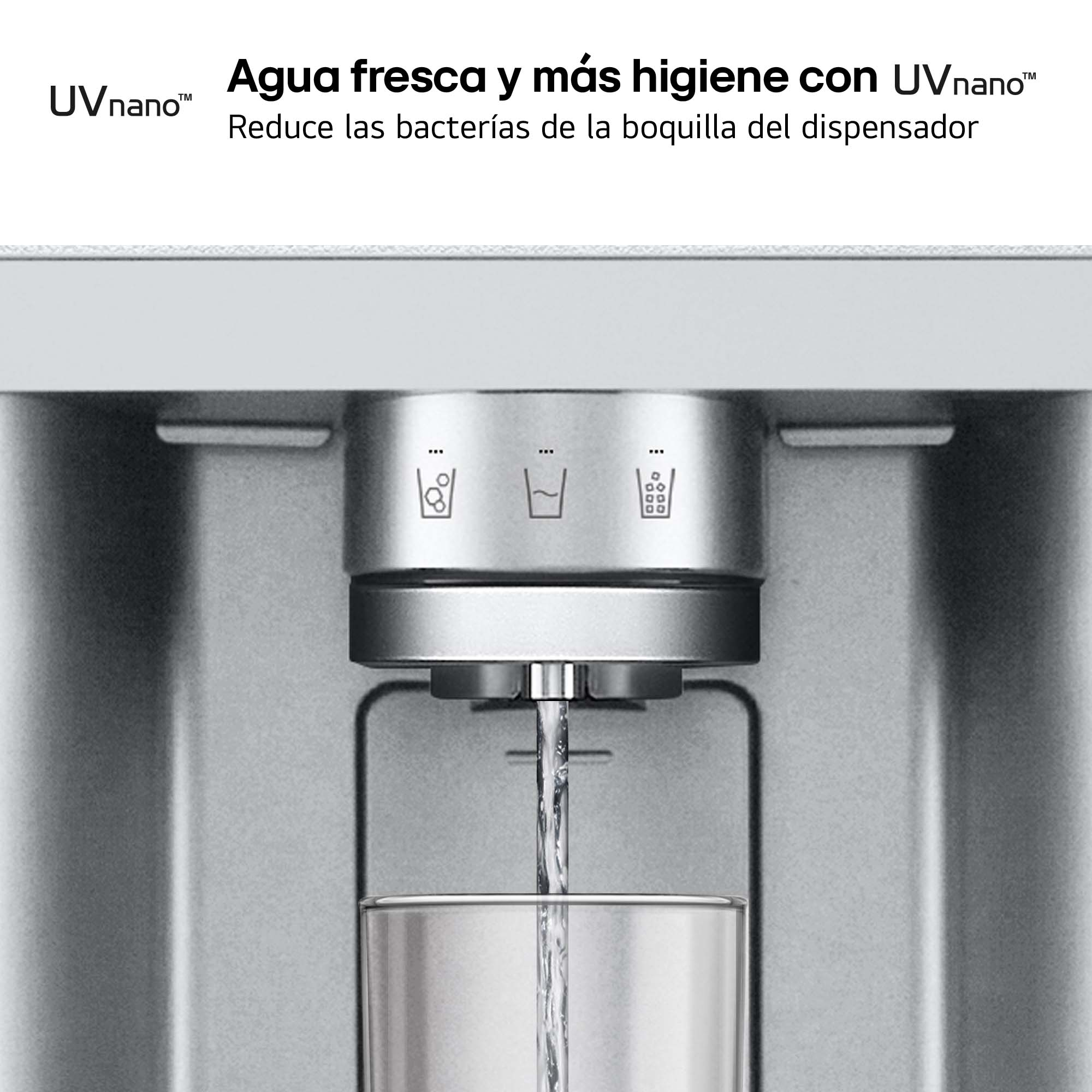 Detalle del dispensador de agua. El agua fluye a un vaso, con iconos encima.