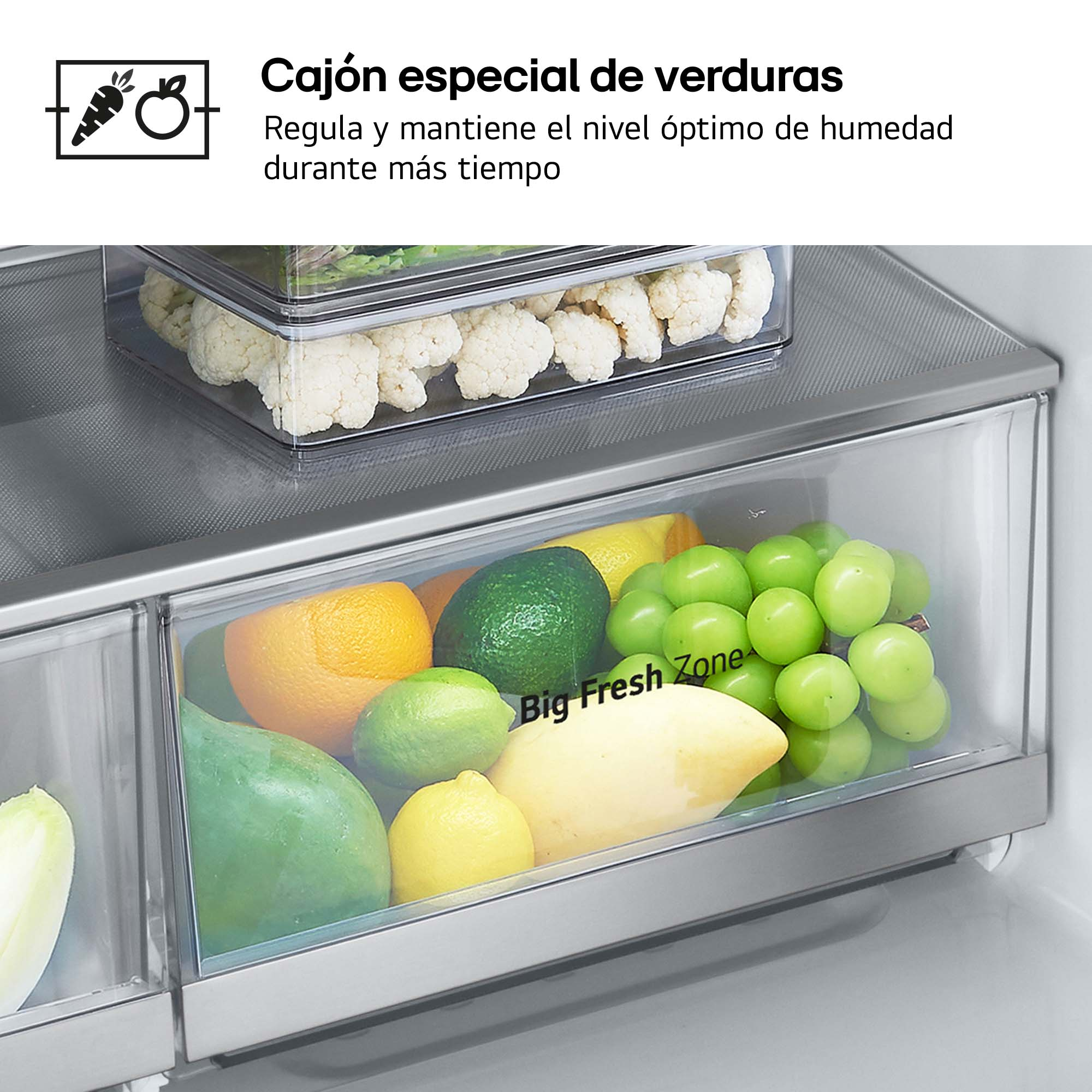 Interior de refrigerador con frutas y verduras en cajones, con un estante transparente encima.