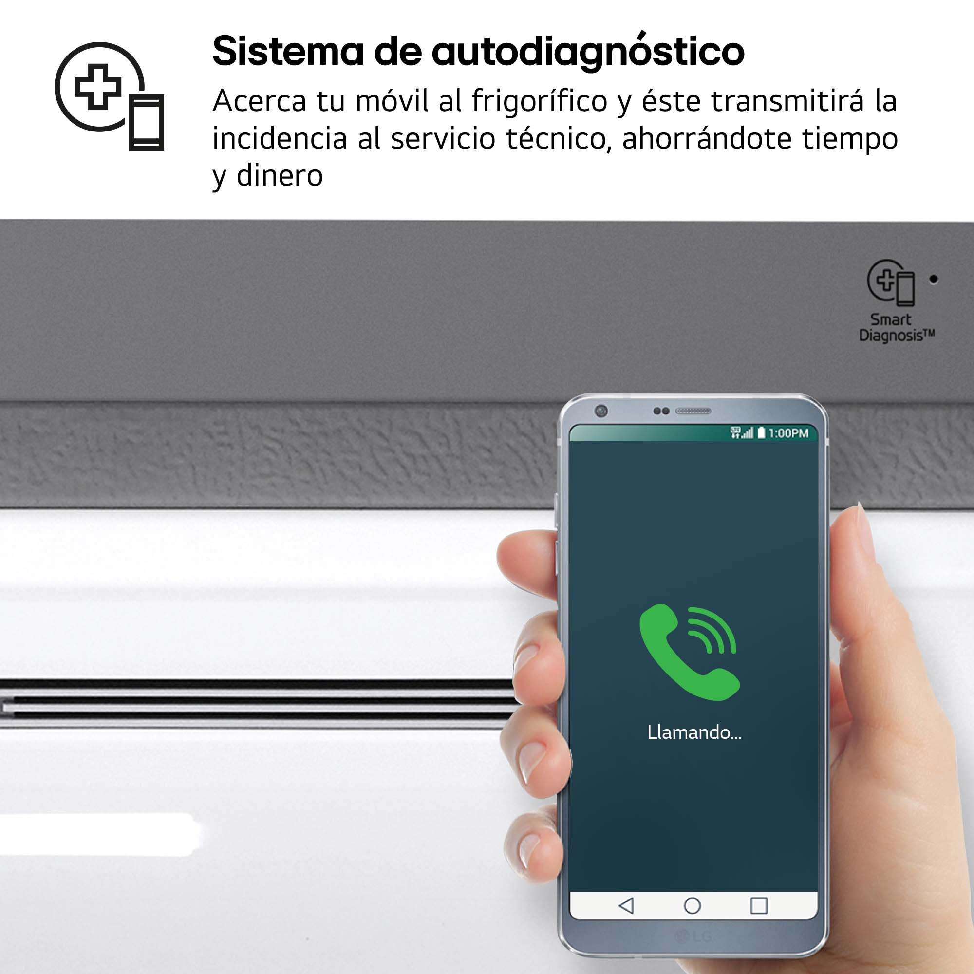 Una persona sostiene un teléfono inteligente mostrando una pantalla de llamada cerca de un refrigerador, sobre un fondo blanco.