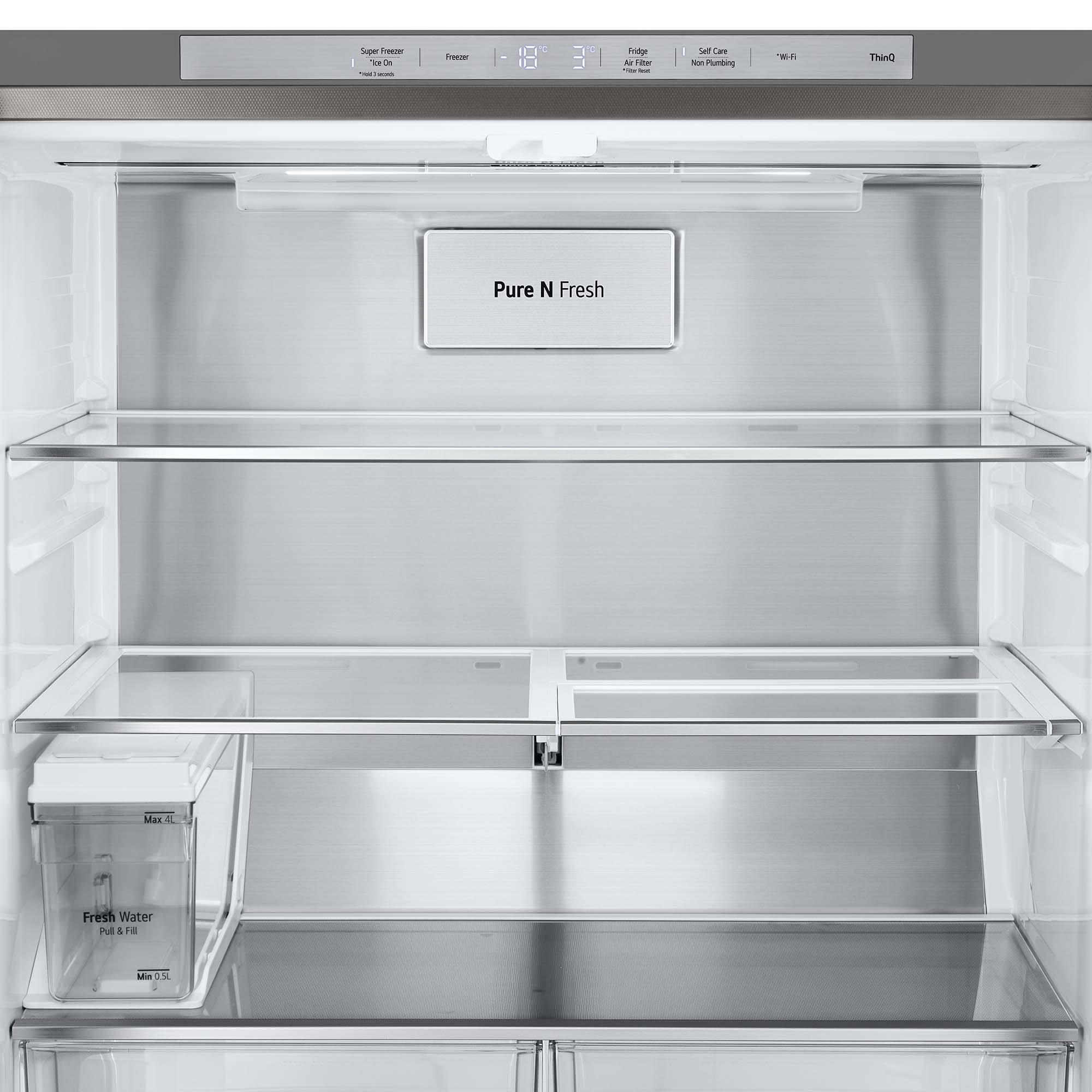 Interior de un frigorífico con estantes de cristal, dispensador de agua y etiqueta 'Pure N Fresh'.