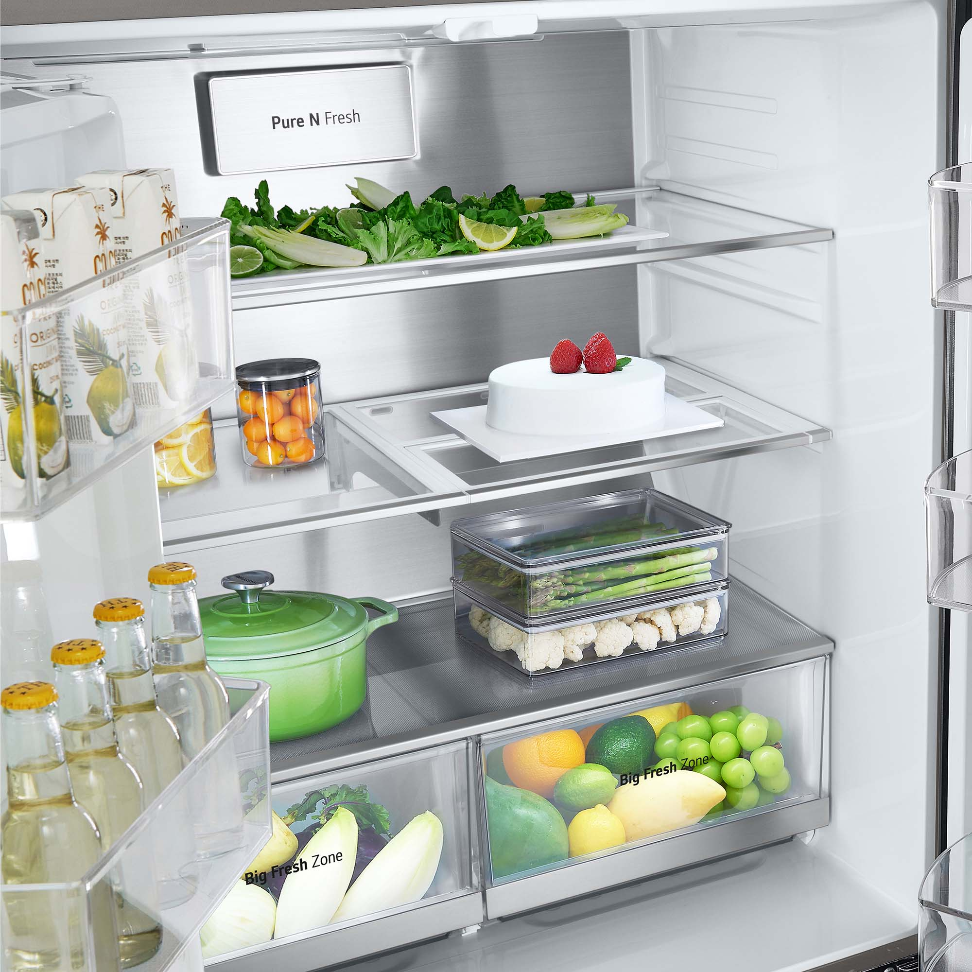 Dentro de un refrigerador con alimentos. Contiene verduras, frutas y otros artículos.