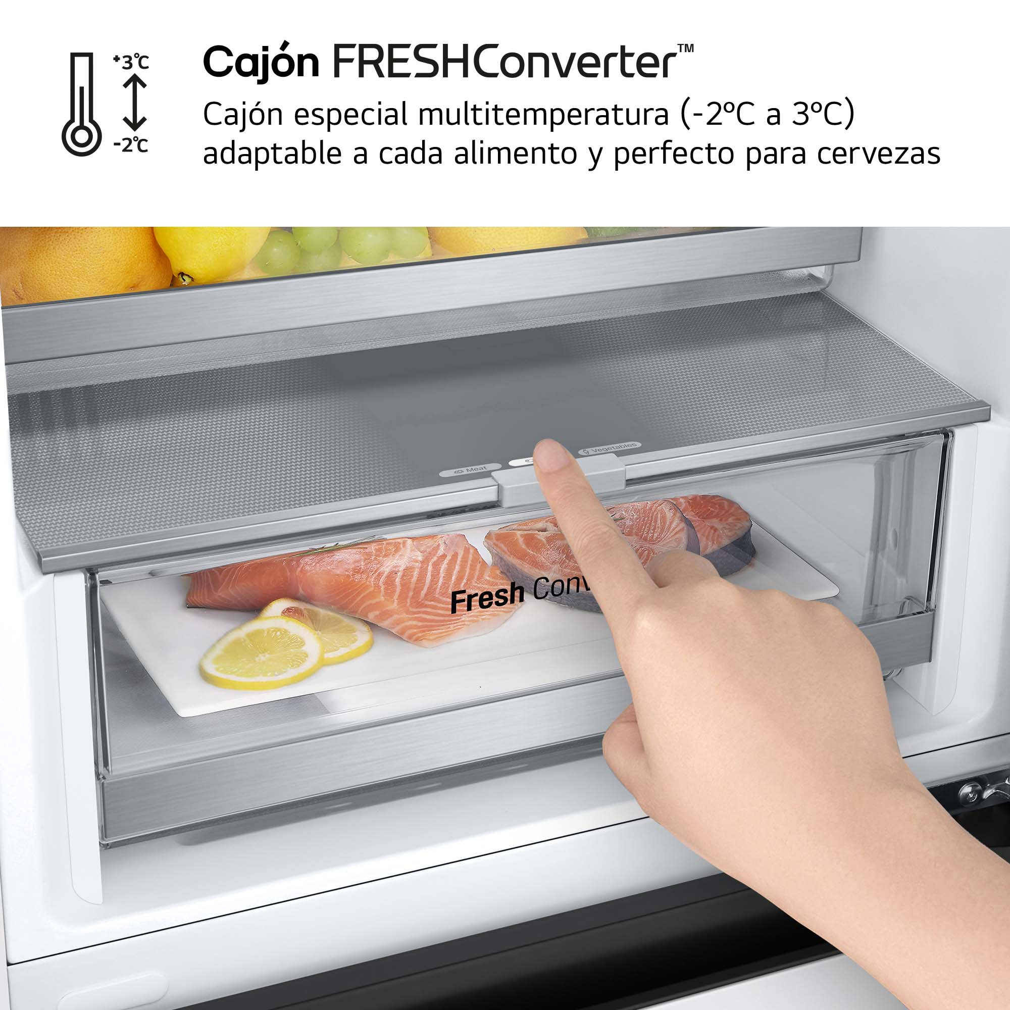 Cajón de refrigerador con salmón y rodajas de limón.