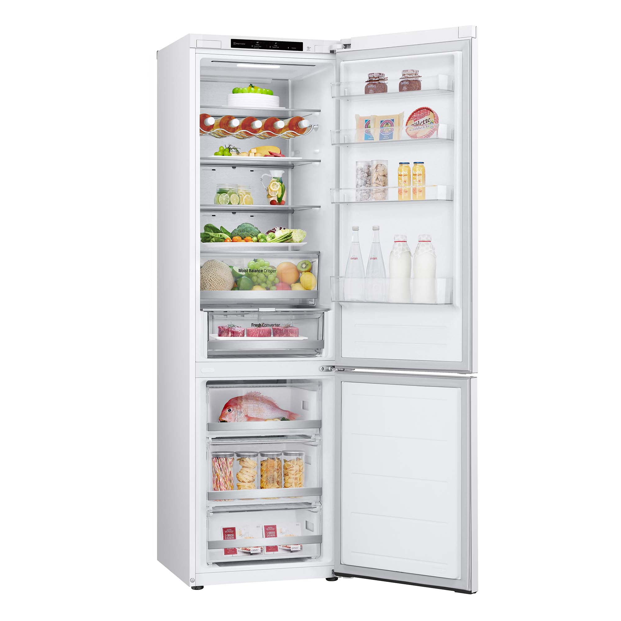Un refrigerador blanco abierto lleno de alimentos, incluyendo frutas, verduras y productos envasados.