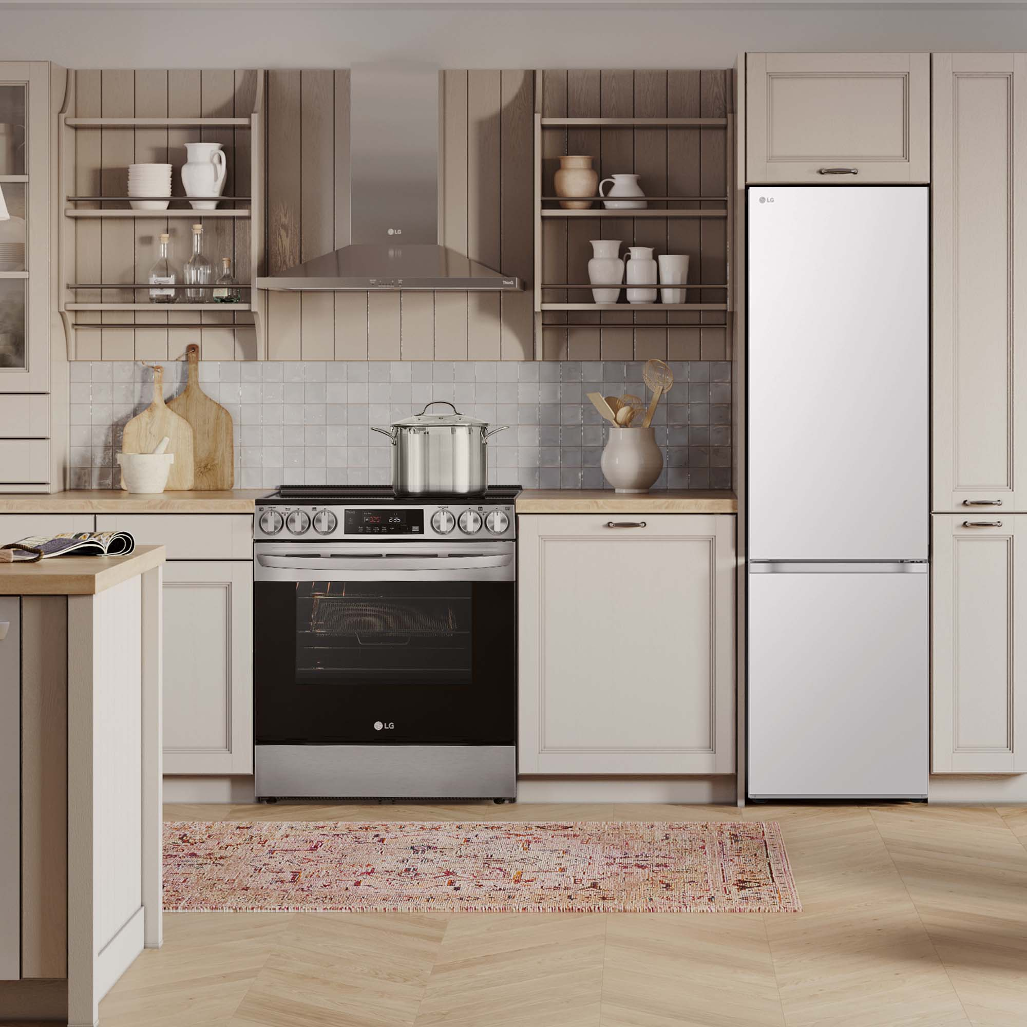 Escena de cocina con refrigerador, horno, gabinetes y alfombra blancos LG.