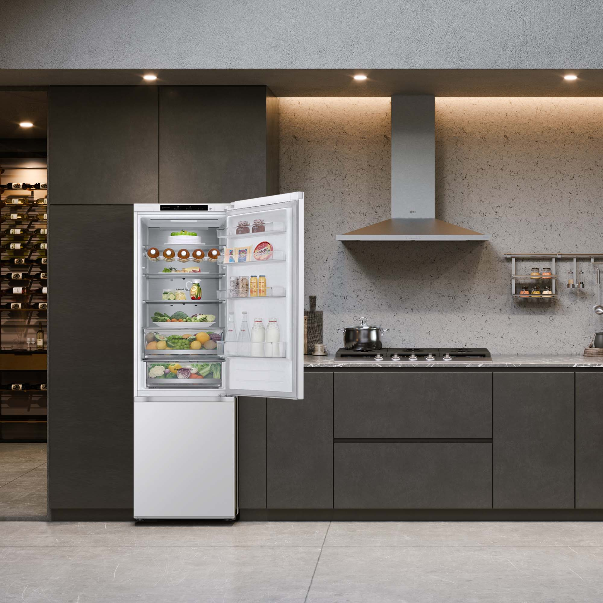 Refrigerador blanco con puertas abiertas. Vista interior, lleno de comida, contra cocina gris.