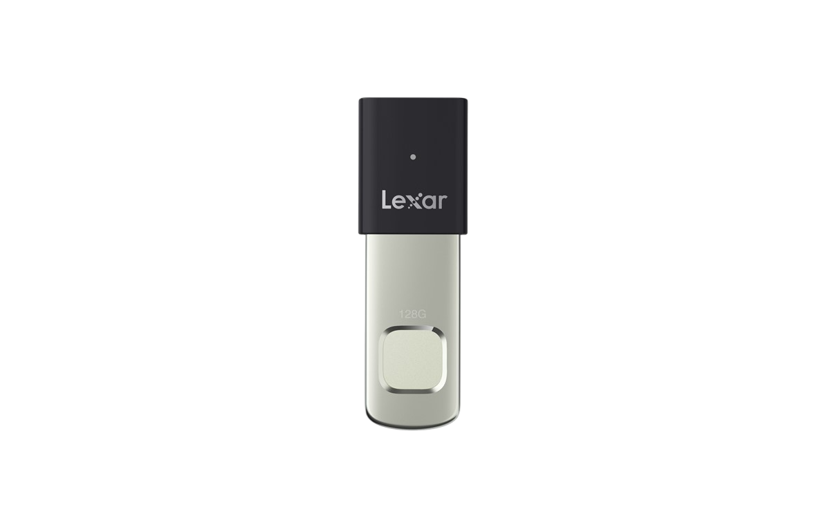 Gümüş ve siyah bir Lexar USB flash sürücü. Lexar logosu siyah üst kısımda görünüyor.
