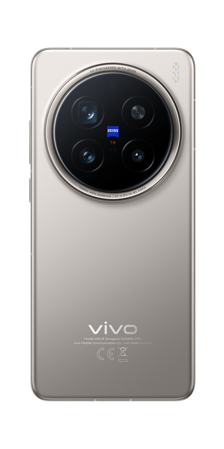 Parte trasera del teléfono: plateada, módulo de cámara grande con cuatro lentes, y marca Zeiss.