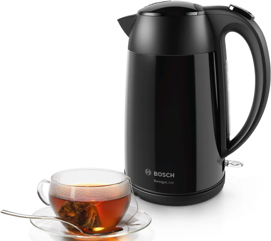 Bouilloire électrique noire et une tasse en verre avec du thé sur une soucoupe. Fond blanc.