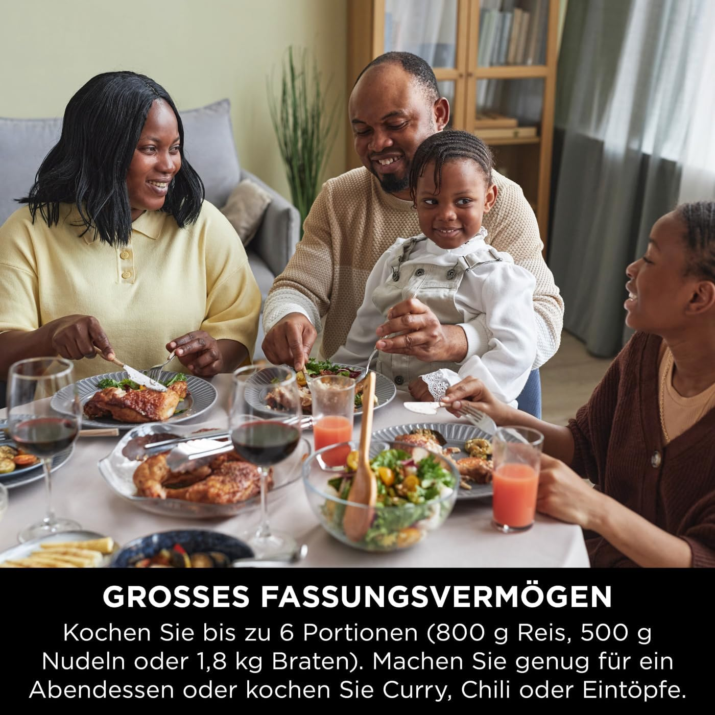 Familie beim Essen mit deutschem Text über Portionsgrößen.