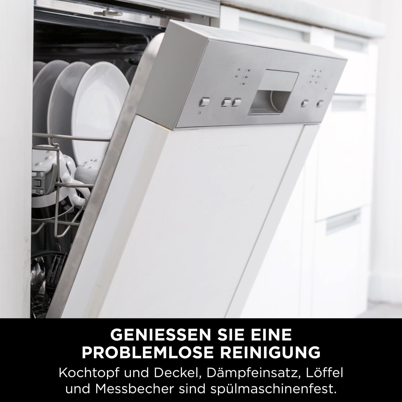 Geschirrspüler mit Geschirr geöffnet. Weiße Tür und Innenraum. Küchenhintergrund.