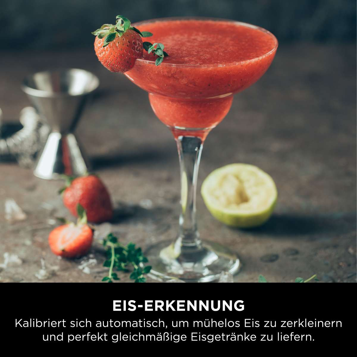 Bevanda alla fragola in un bicchiere. Guarnizione di fragola e lime. Ghiaccio.