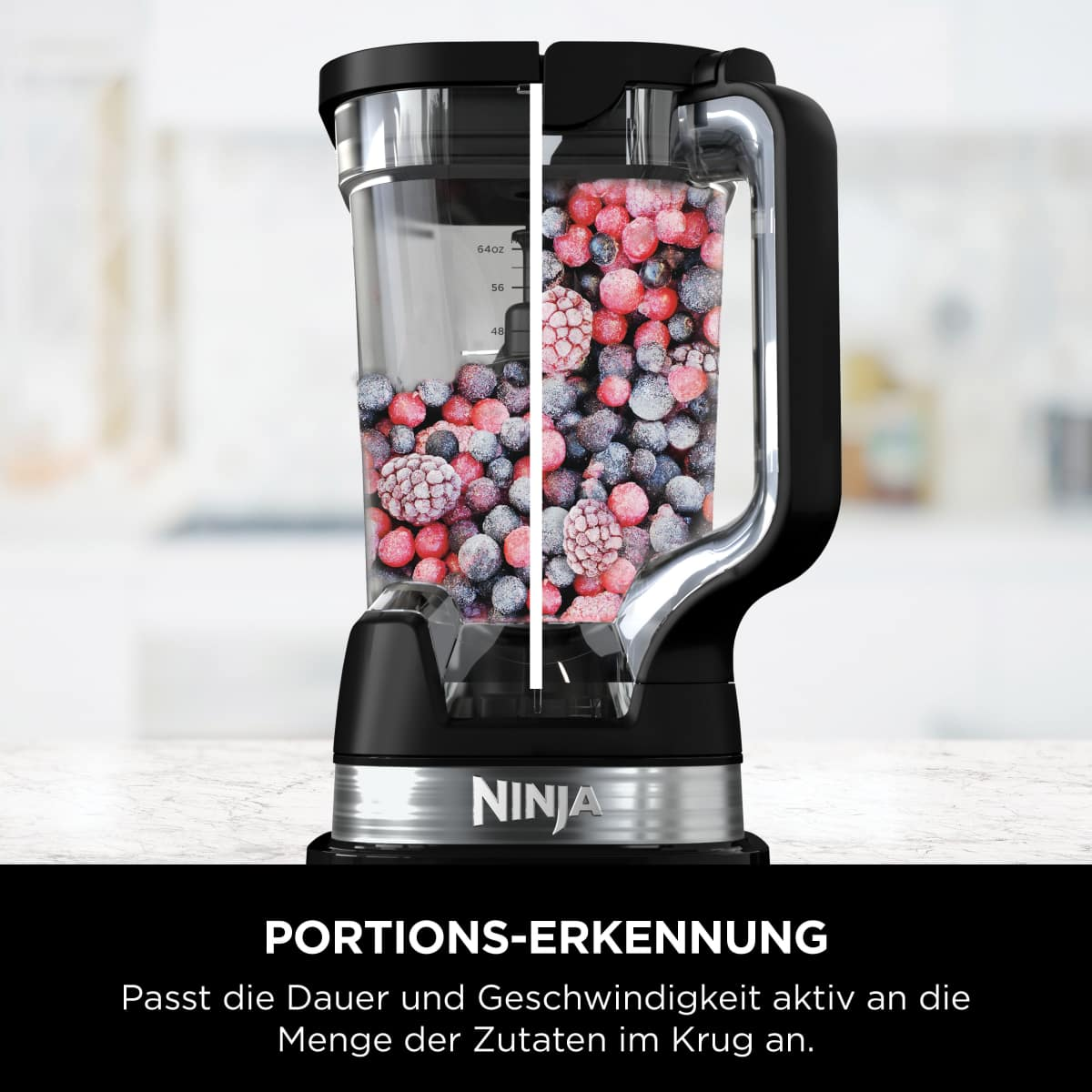 Frullatore con frutta congelata, base e contenitore neri, sfondo bianco.