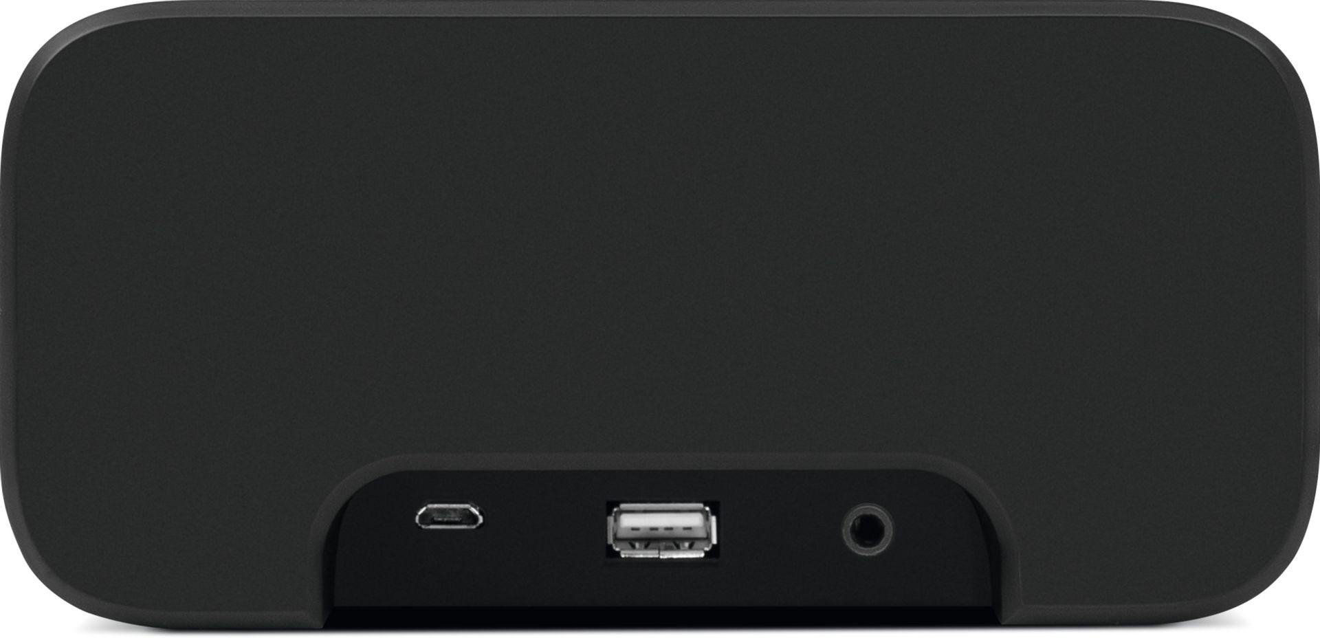 Schwarzer Lautsprecher mit Anschlüssen. Es hat einen Micro-USB, USB und eine Audiobuchse. Weißer HG.