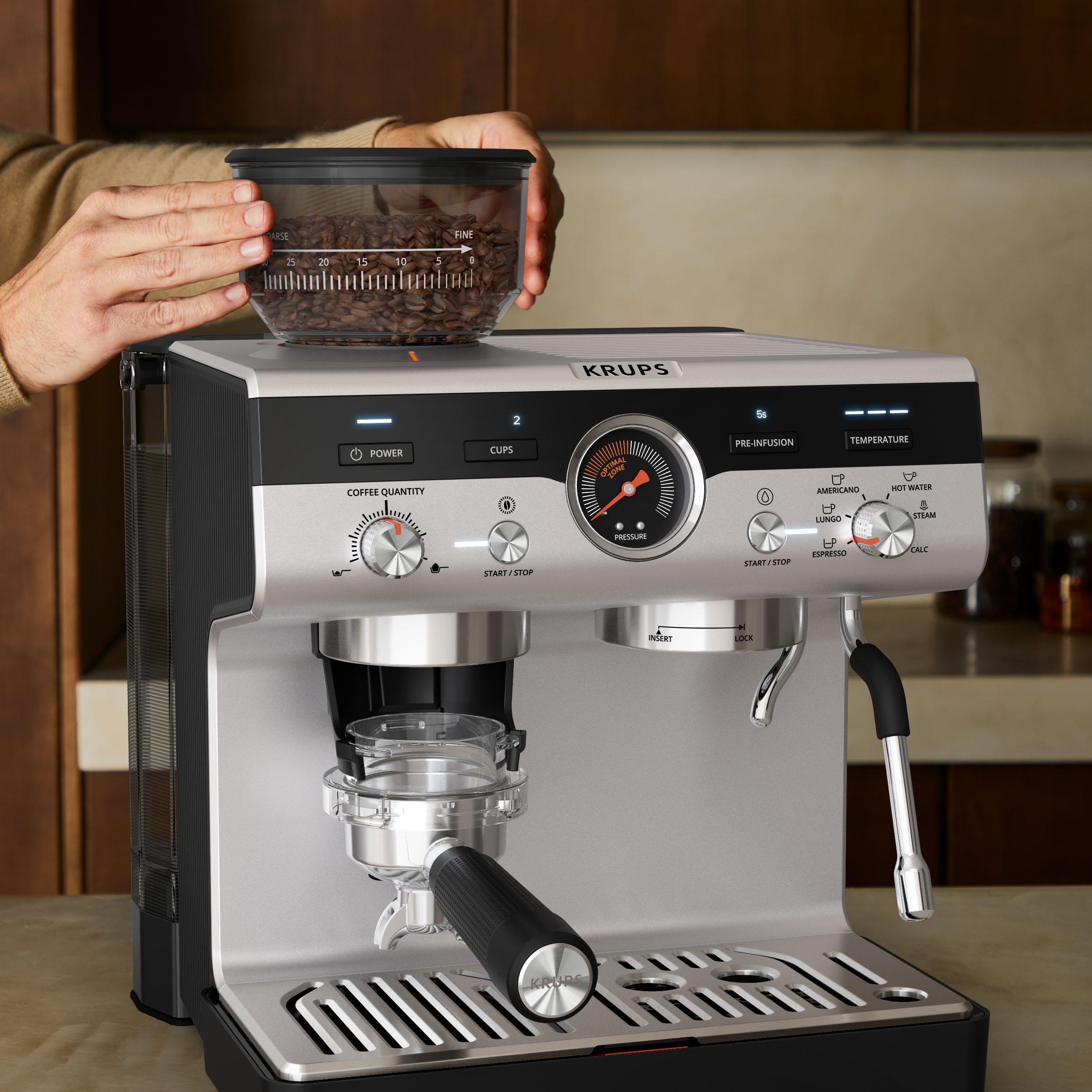 Kaffeemaschine, bei der eine Person Kaffeebohnen hinzufügt.