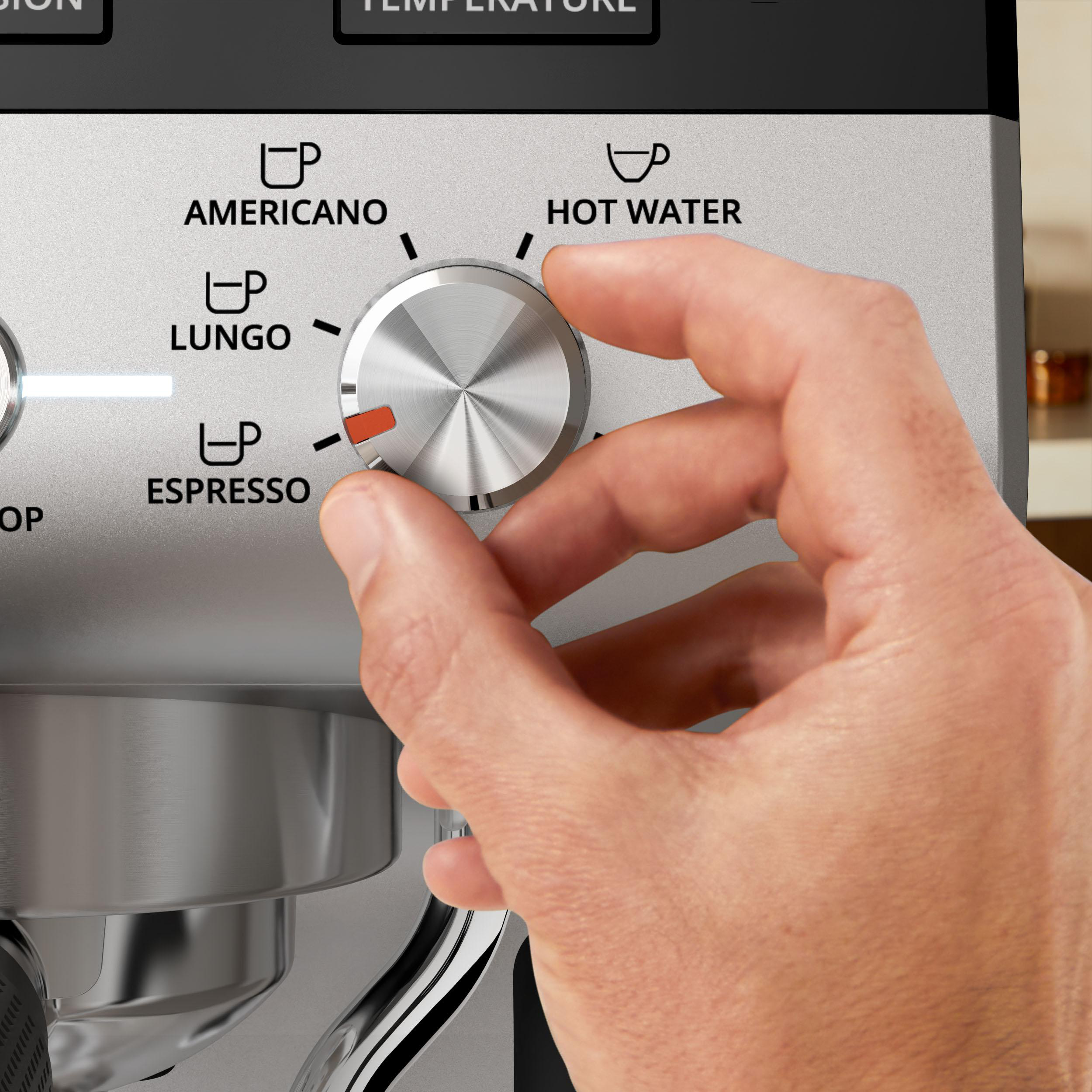 Eine Hand dreht einen Drehregler an einer Espressomaschine, um die Kaffeesorte auszuwählen.
