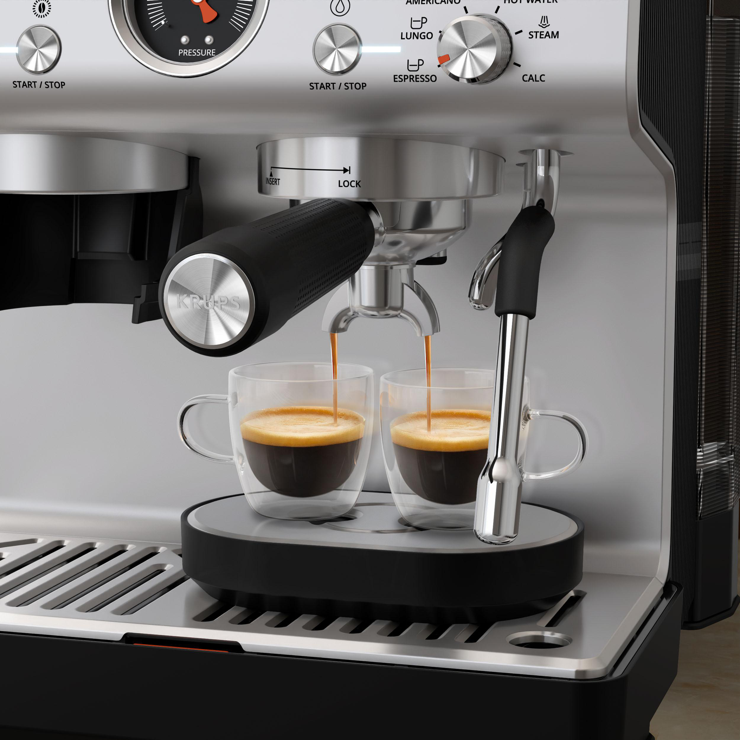 Krups Espressomaschine, die Espresso in zwei klare Gläser ausgibt, Nahaufnahme.