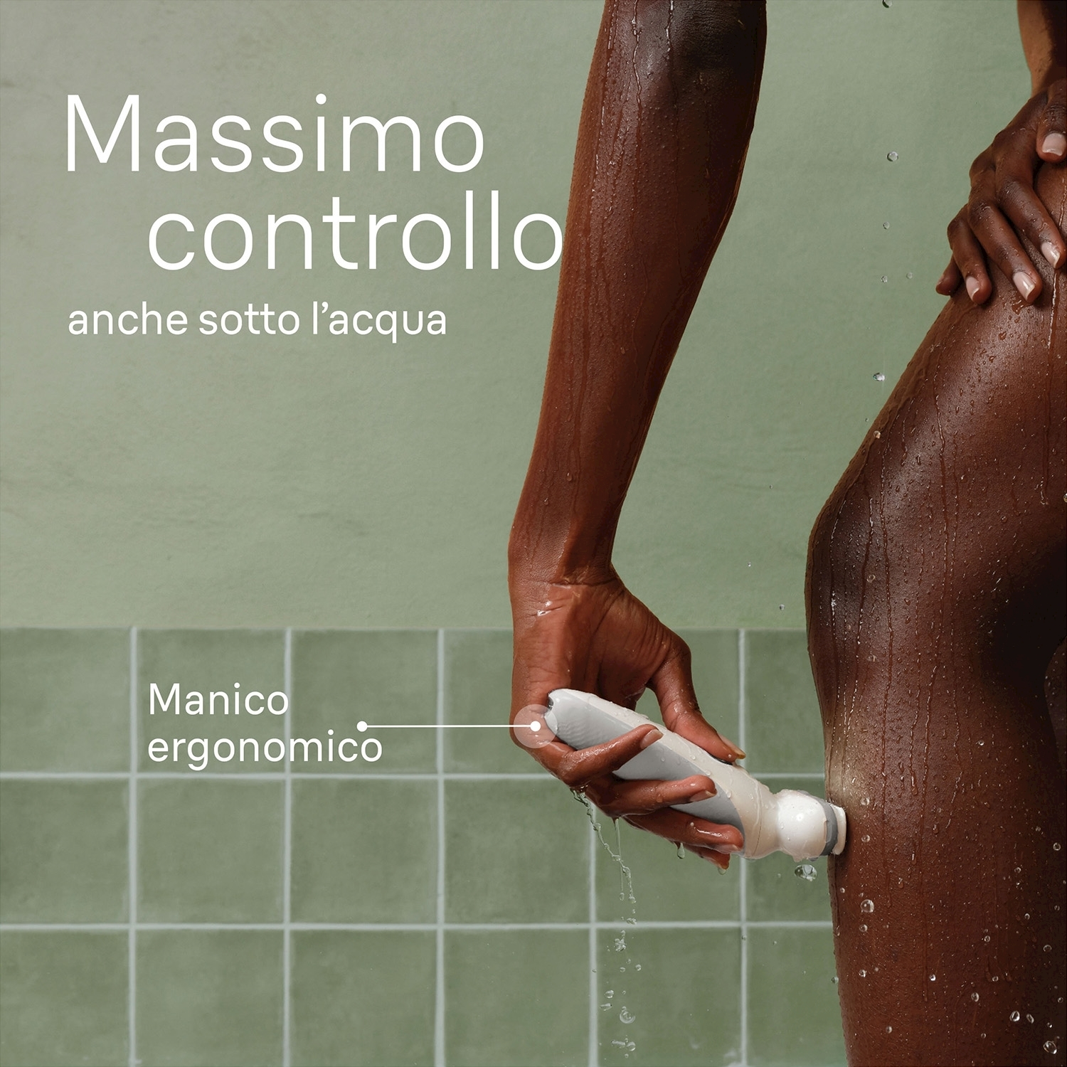 Gamba di donna che viene epilata sotto la doccia. Testo: Controllo massimo anche sott'acqua. Impugnatura ergonomica.