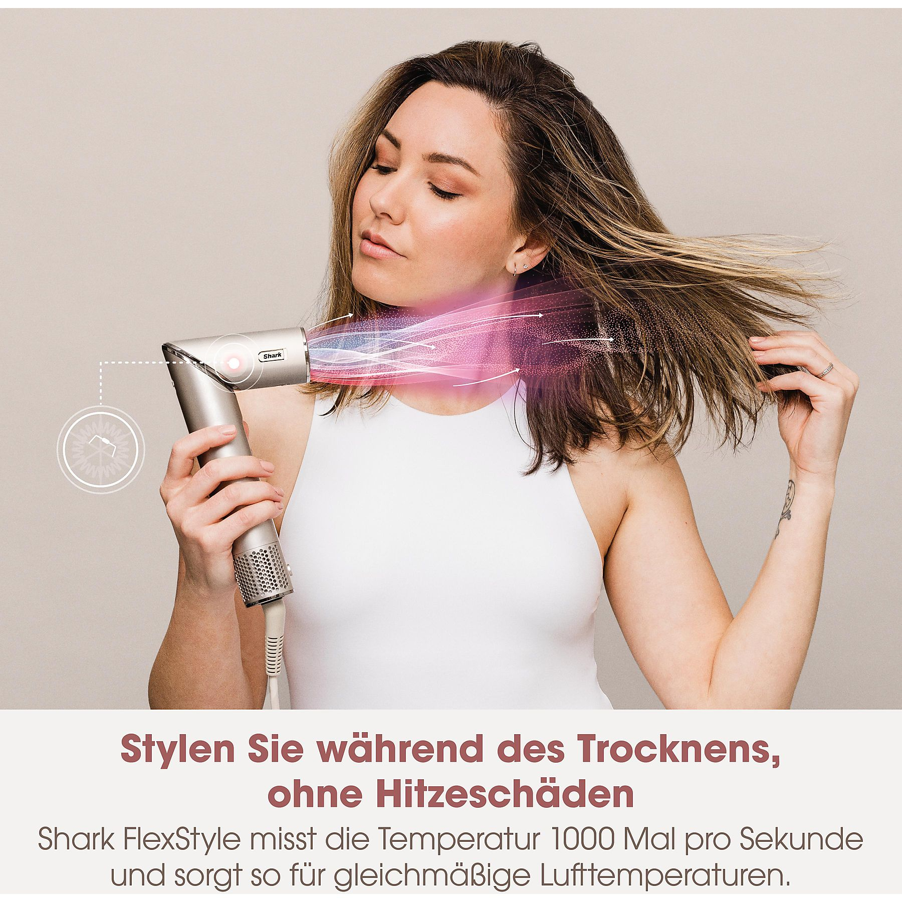 Eine Frau benutzt einen silbernen Haartrockner, um ihr Haar zu stylen. Rosa Lichteffekt sichtbar. Text: Stylen ohne Hitzeschäden.