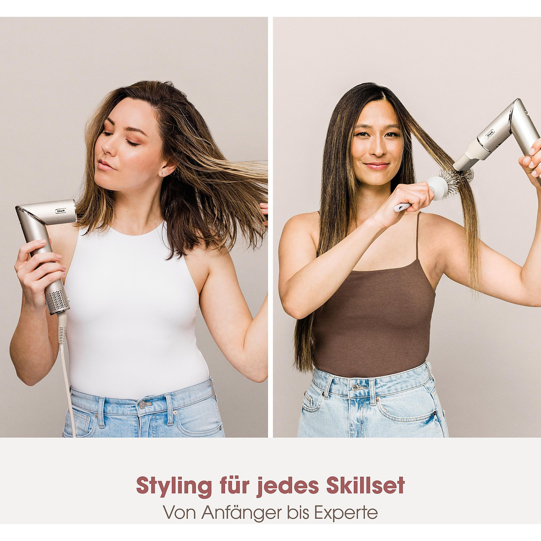 Zwei Frauen stylen ihre Haare mit einem Föhn und einer Rundbürste, beide in hellen Oberteilen und Jeans.