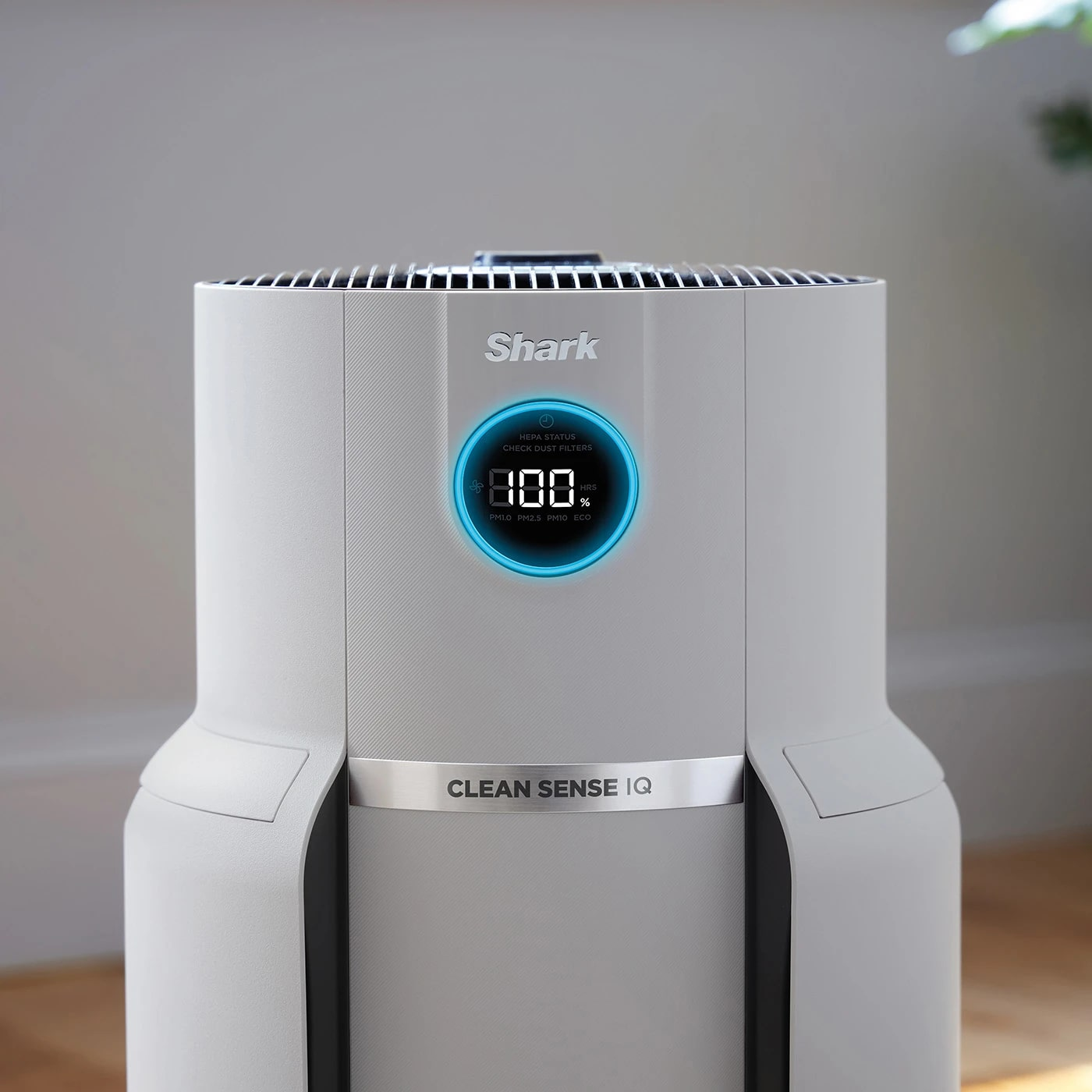 Shark Luftreiniger mit Display, das 100% anzeigt. Text Clean Sense IQ ist sichtbar.
