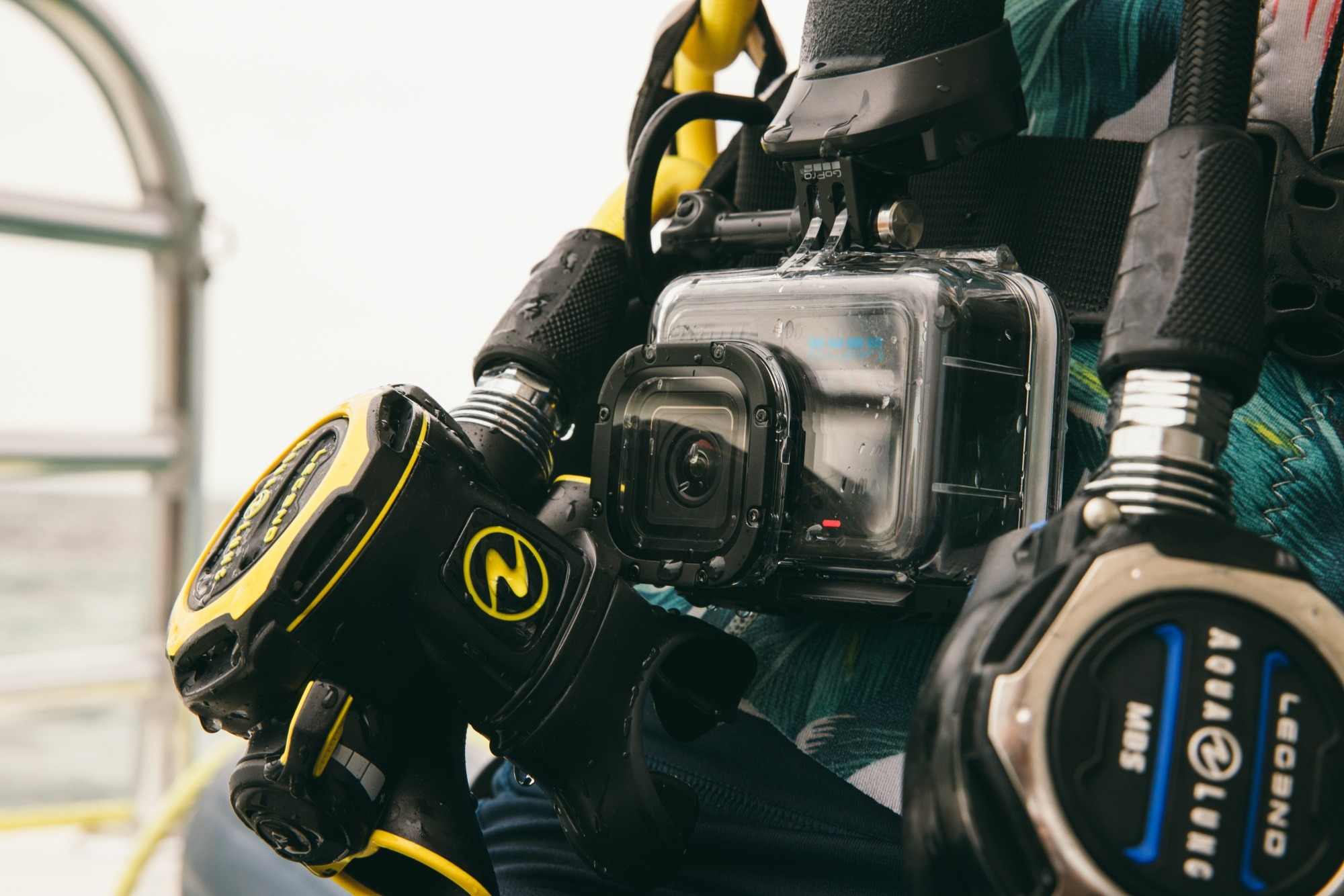 Taucher mit GoPro-Kamera am Equipment, Unterwasserausrüstung.