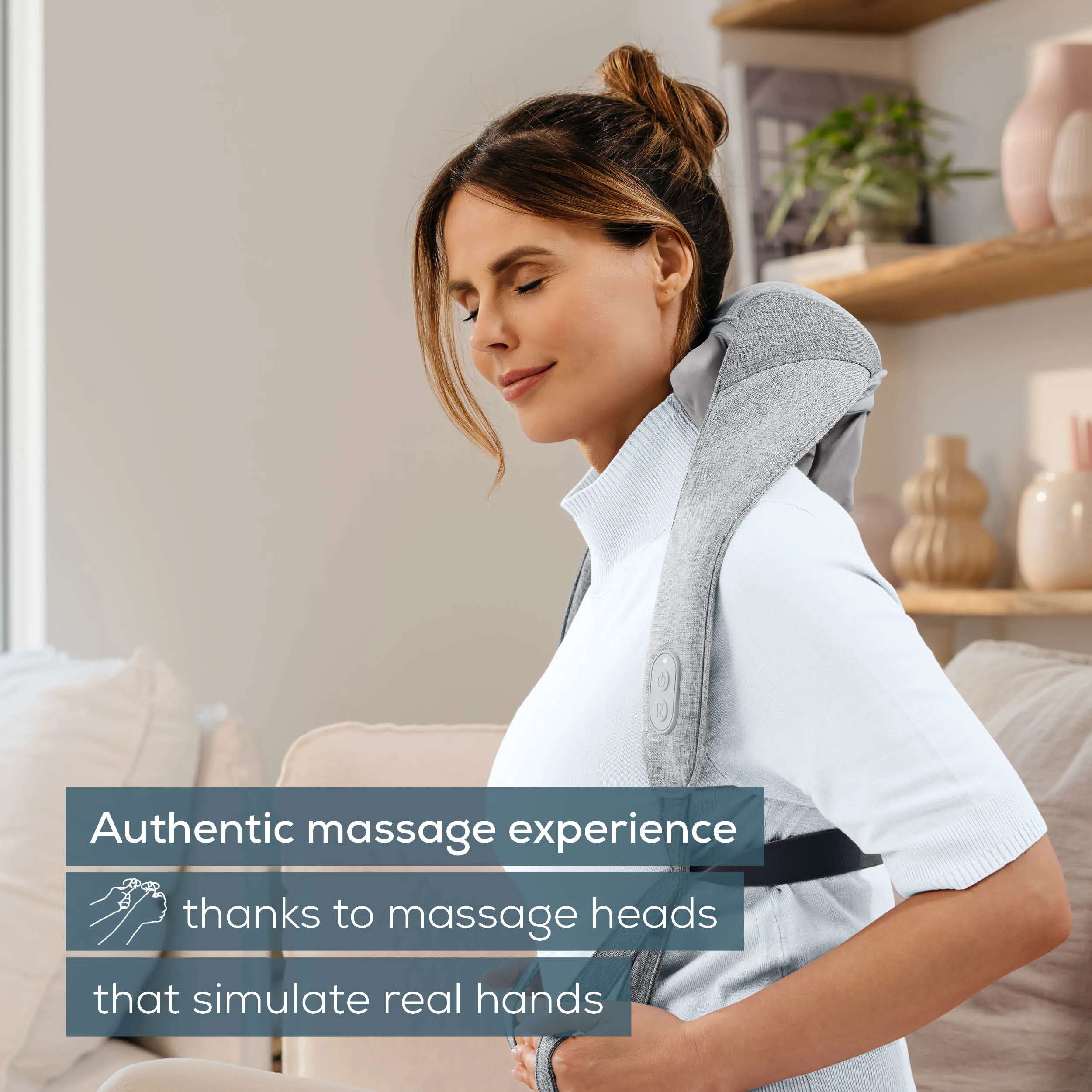 Femme avec appareil de massage autour du cou, souriante. Texte : Expérience de massage authentique.
