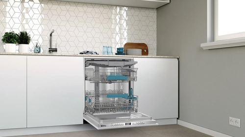 Interior de lavavajillas con platos, vasos y utensilios. Acentos azules resaltan funciones.