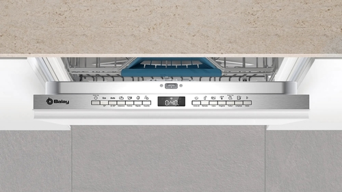 Un panel de control de lavavajillas, con una pantalla digital y botones.