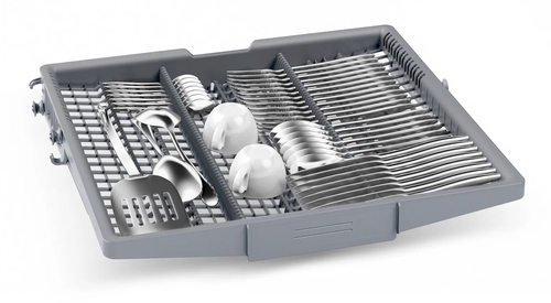 Bandeja de cubiertos del lavavajillas con utensilios. Cubiertos plateados y tazas blancas.
