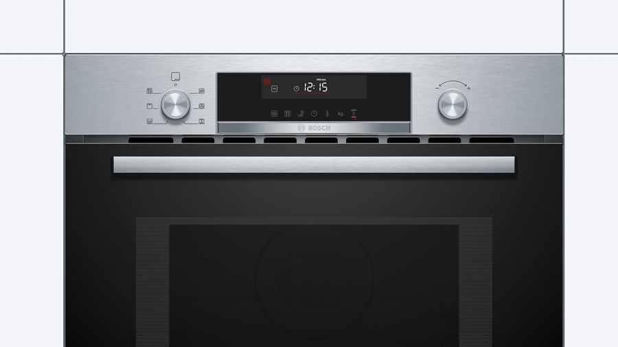 Vista frontal de un horno empotrado de acero inoxidable. Tiene una pantalla digital, mandos y un tirador debajo.