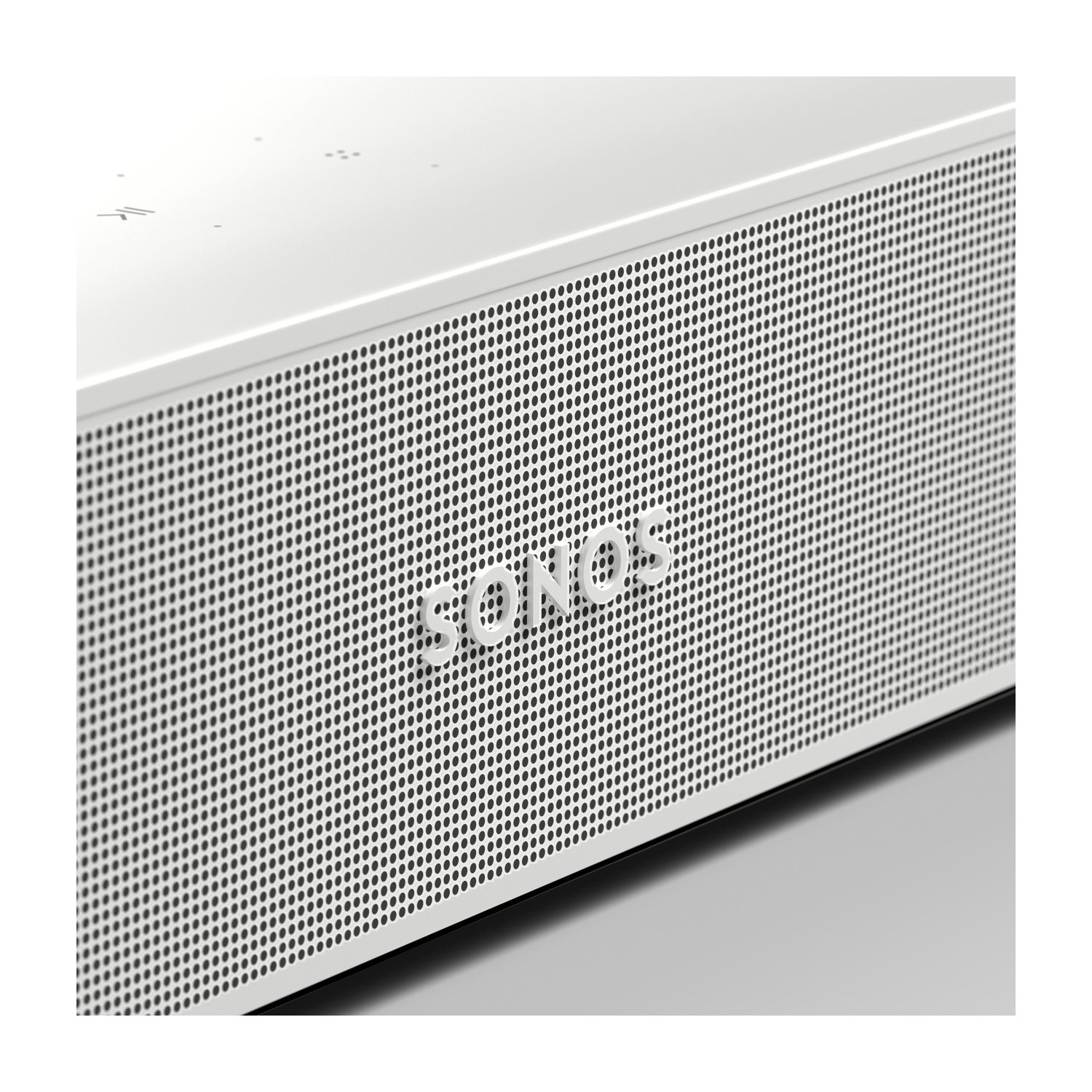 Un primo piano di un altoparlante Sonos bianco, che mostra il logo Sonos e la griglia perforata.