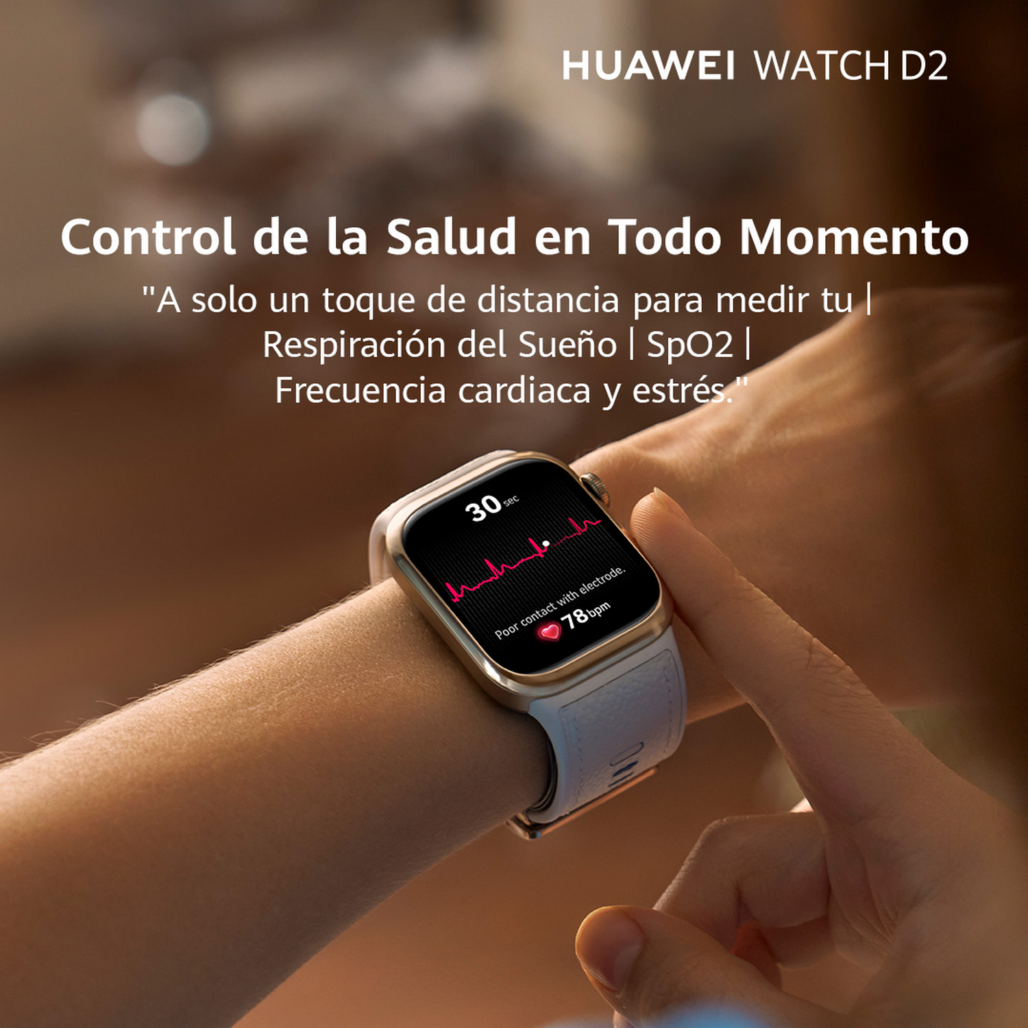 Muñeca de una persona con un reloj inteligente dorado, que muestra métricas de salud.