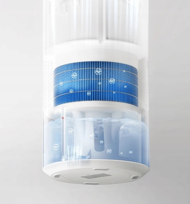 Widok wewnętrzny oczyszczacza powietrza z niebieskim filtrem i wodą w zbiorniku.