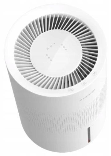 Biały oczyszczacz powietrza z góry. Okrągły design z otworami wentylacyjnymi.