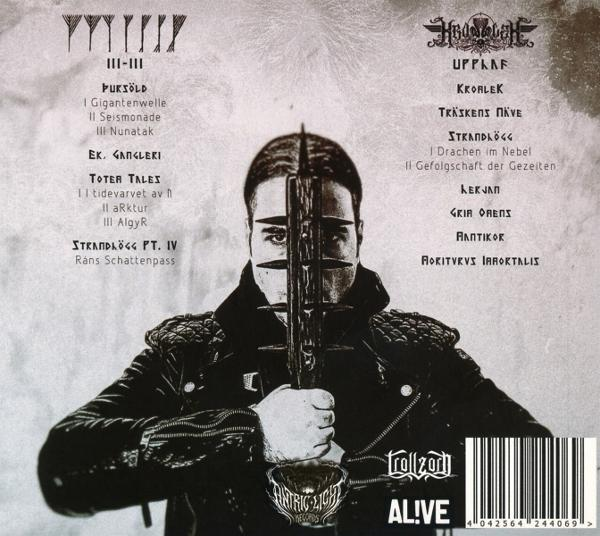 Mann hält ein Schwert, Albumcover mit Text und Bandlogo.