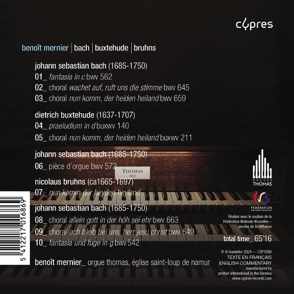 Albumcover mit Text, darunter Namen von Künstlern und Musikstücken. Das Cover hat ein weißes und schwarzes Design.