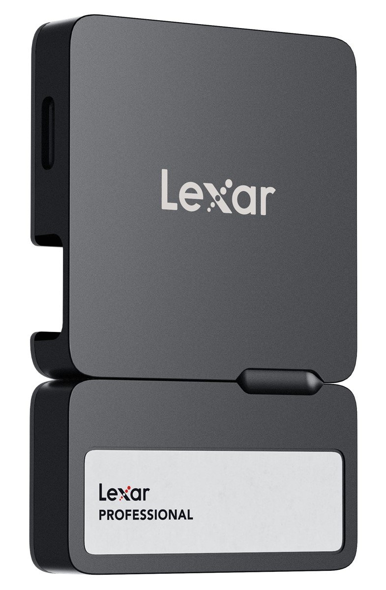 Siyah Lexar taşınabilir SSD. SSD, üzerinde Lexar logosu bulunan ikiye bölünmüş.