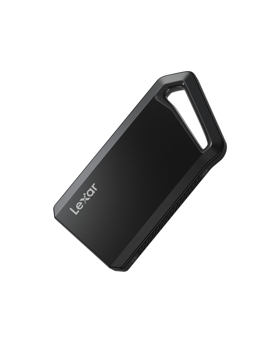 Siyah bir Lexar USB sürücüsü, bir tutamağı var, beyaz bir arka plan üzerinde, açılı olarak görülüyor.