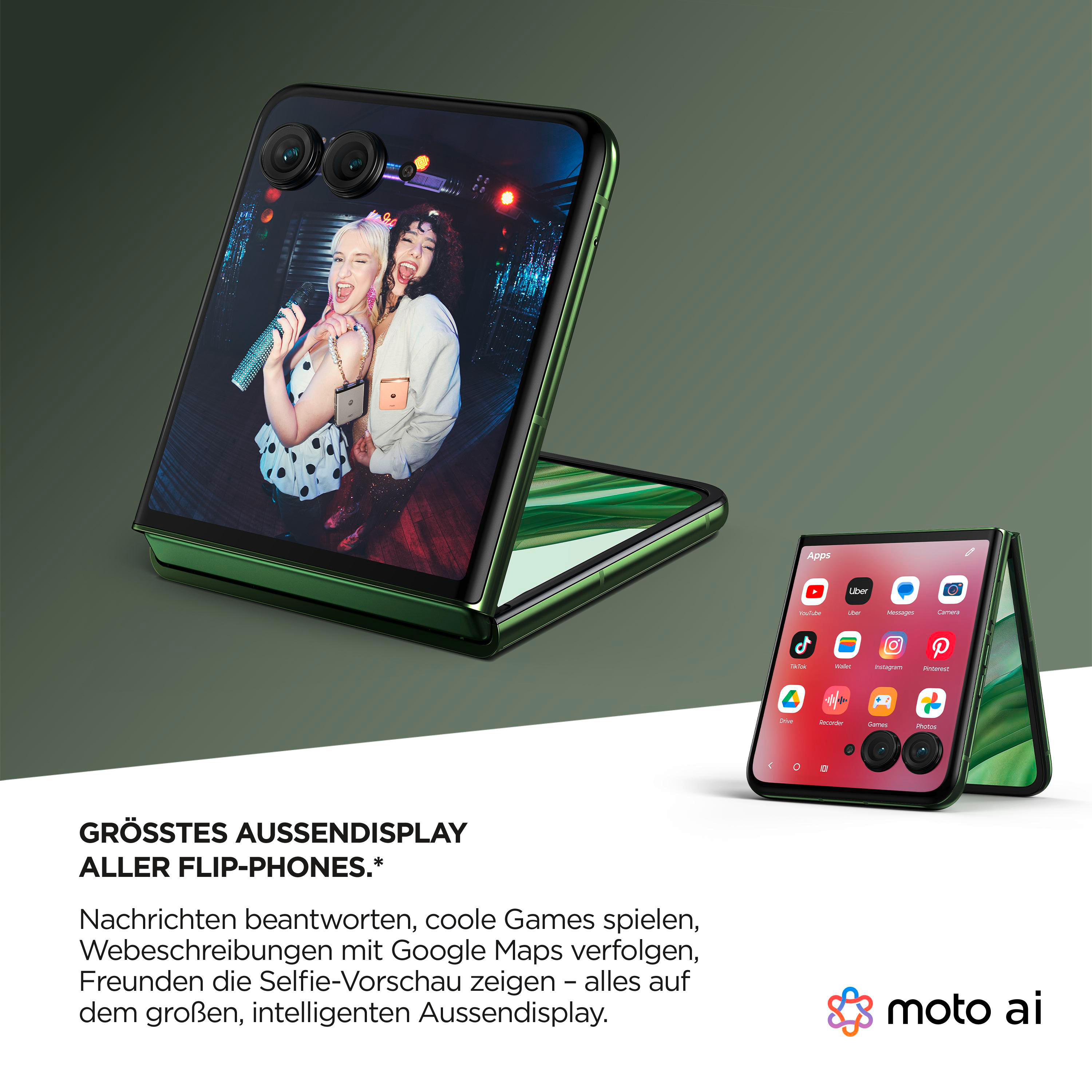 Zwei geöffnete grüne Telefone mit Bildschirmen, die Bilder zeigen, auf einer weißen Oberfläche.